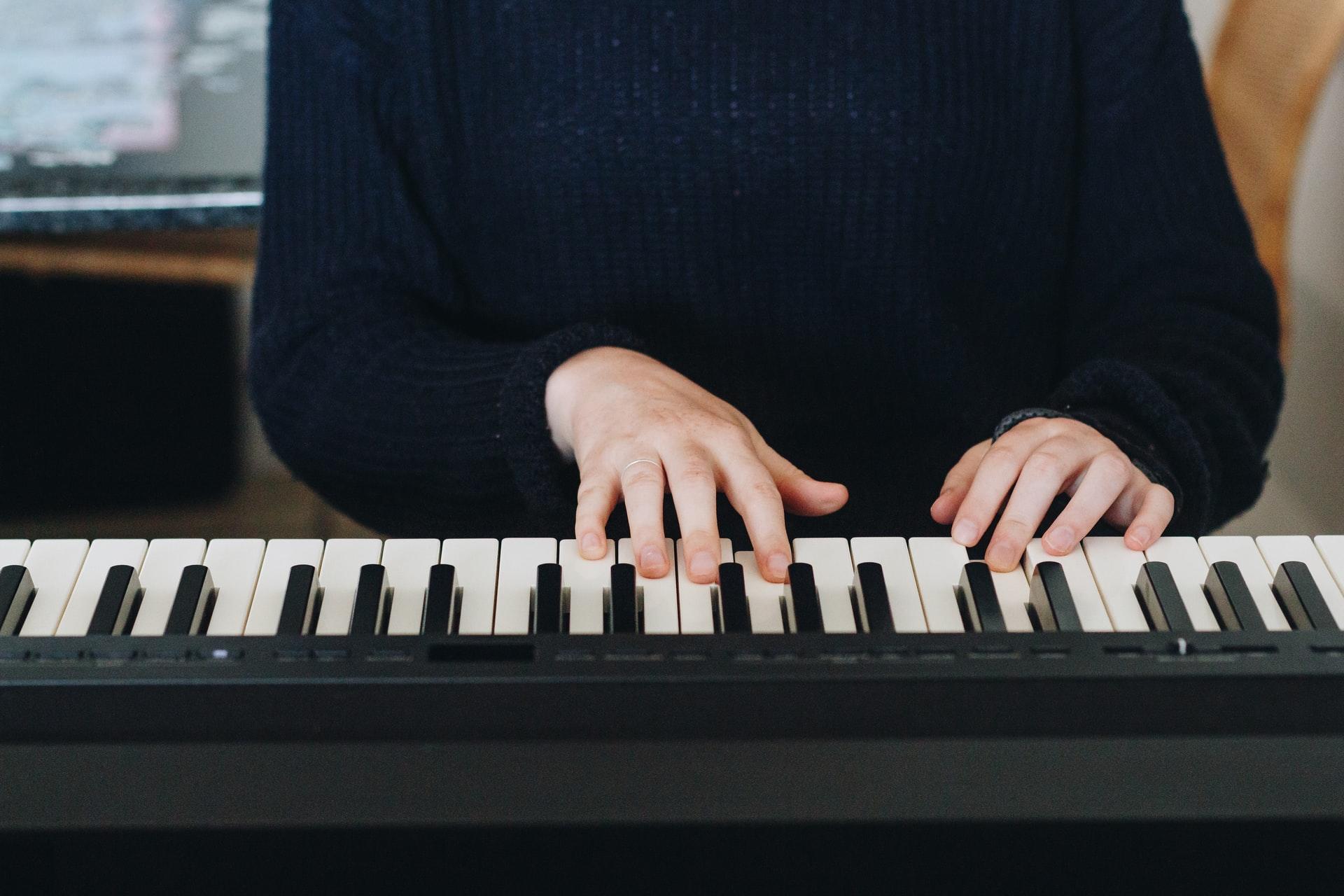 Spiele mit einfachen Klavierakkorden Deine ersten Songs