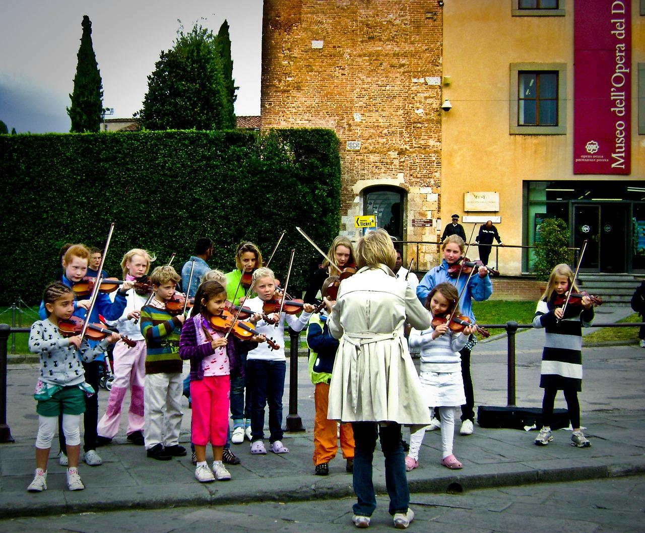 Wer mit anderen Musik macht, entwickelt seine sozialen Kompetenzen weiter.