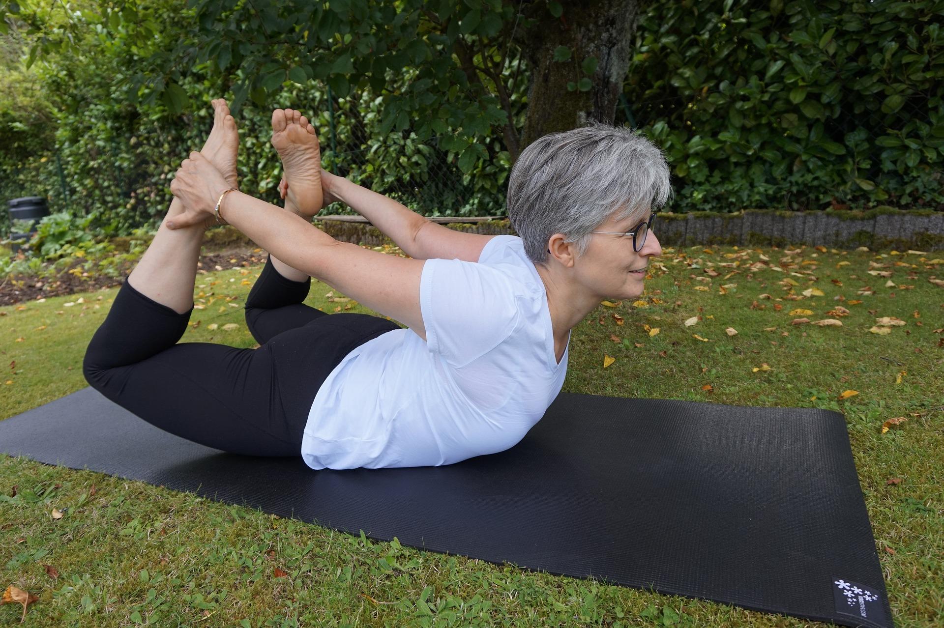 Yoga Übungen haben einige Vorteile für Sportler über 50.