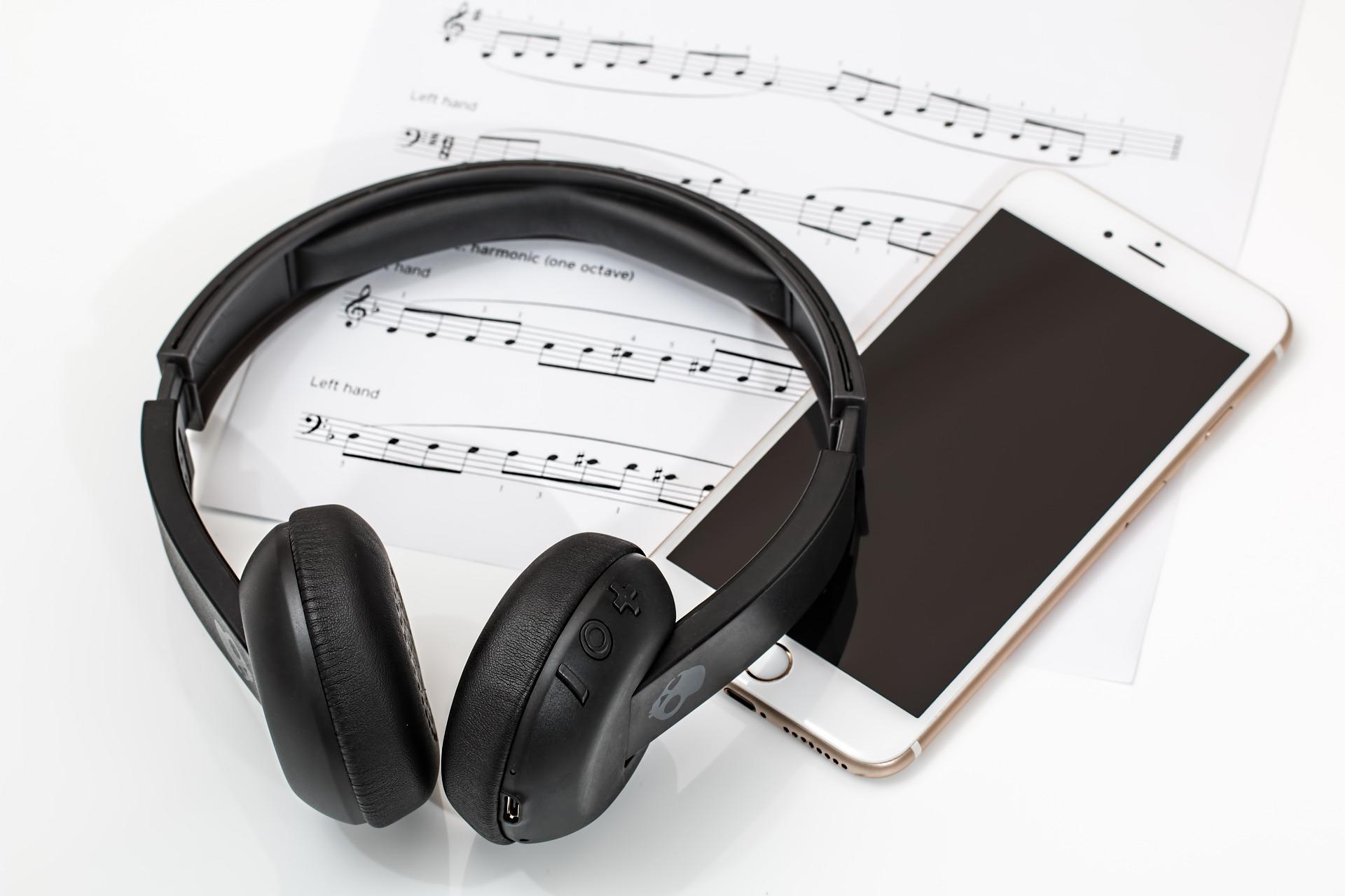Ein modernes Mobiltelefon reicht aus, um online Klavier zu spielen.