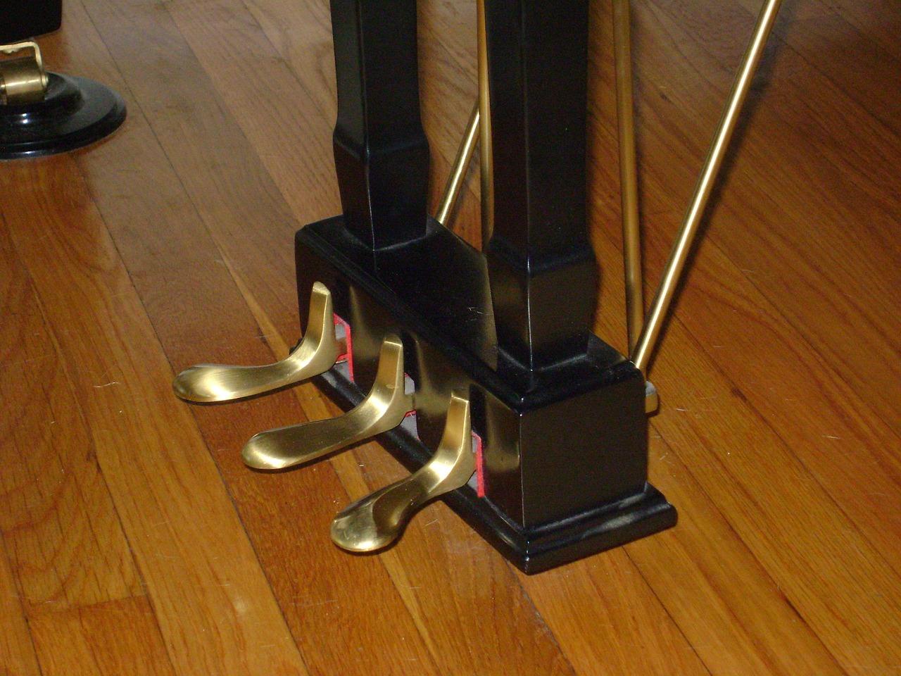Einige Pianos im Internet verfügen über eine Pedal-Funktion.