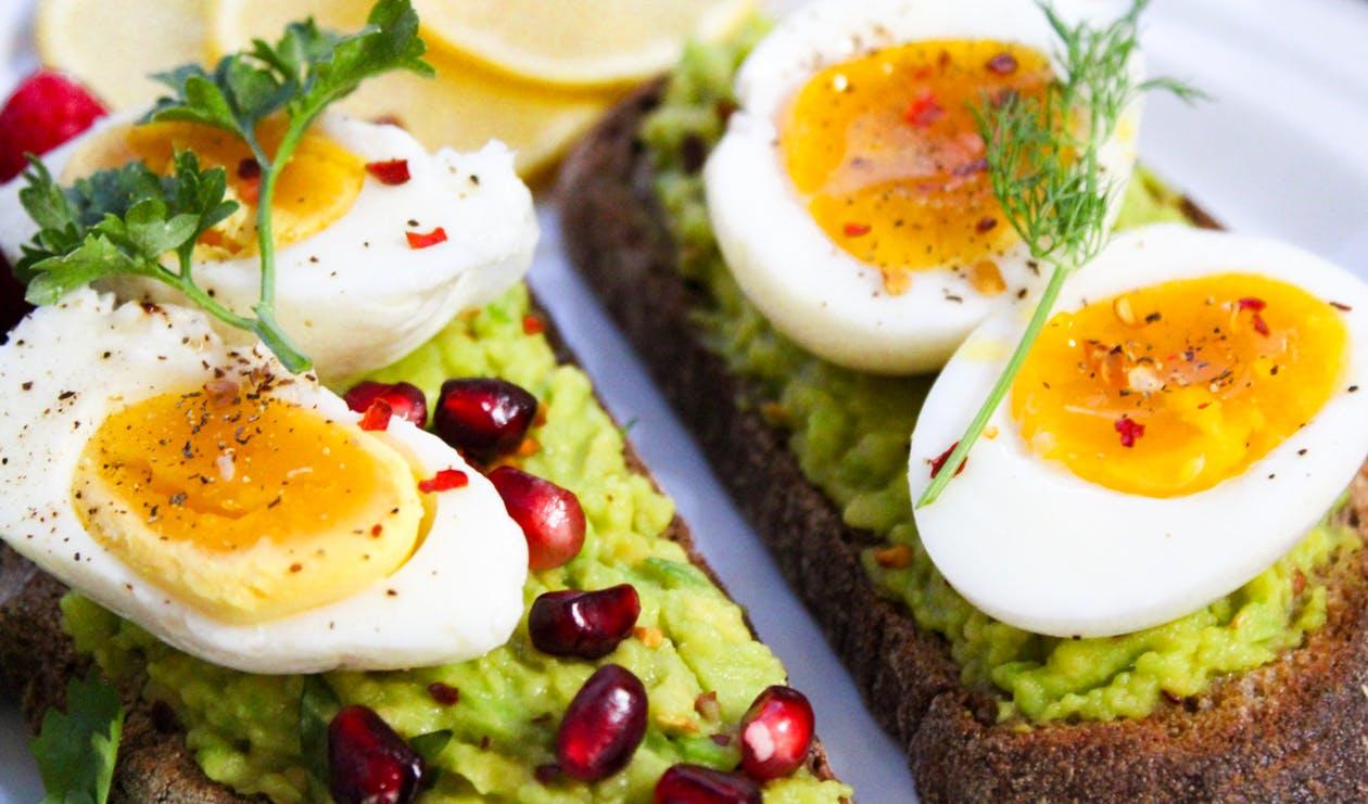 Eier galten lange Zeit als Feind des Cholesterins, heute weiß man, dass sie für Sportler hervorragend sind.