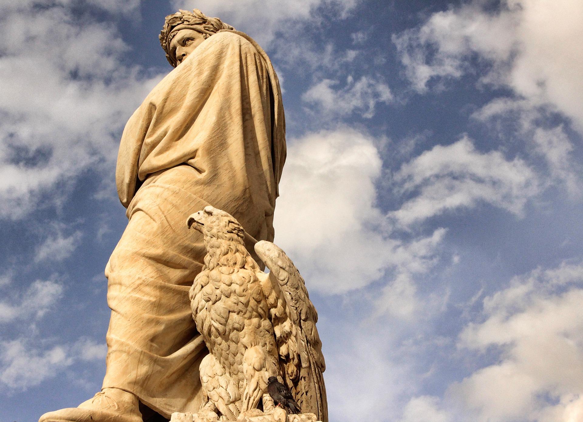 Statue von Mann und Adler vor Himmel.