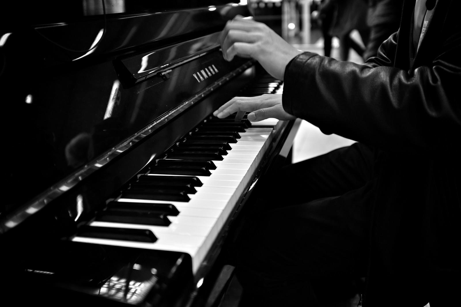 Klavier Spielen verbessert die Koordination zwischen Gehirn und Körper.