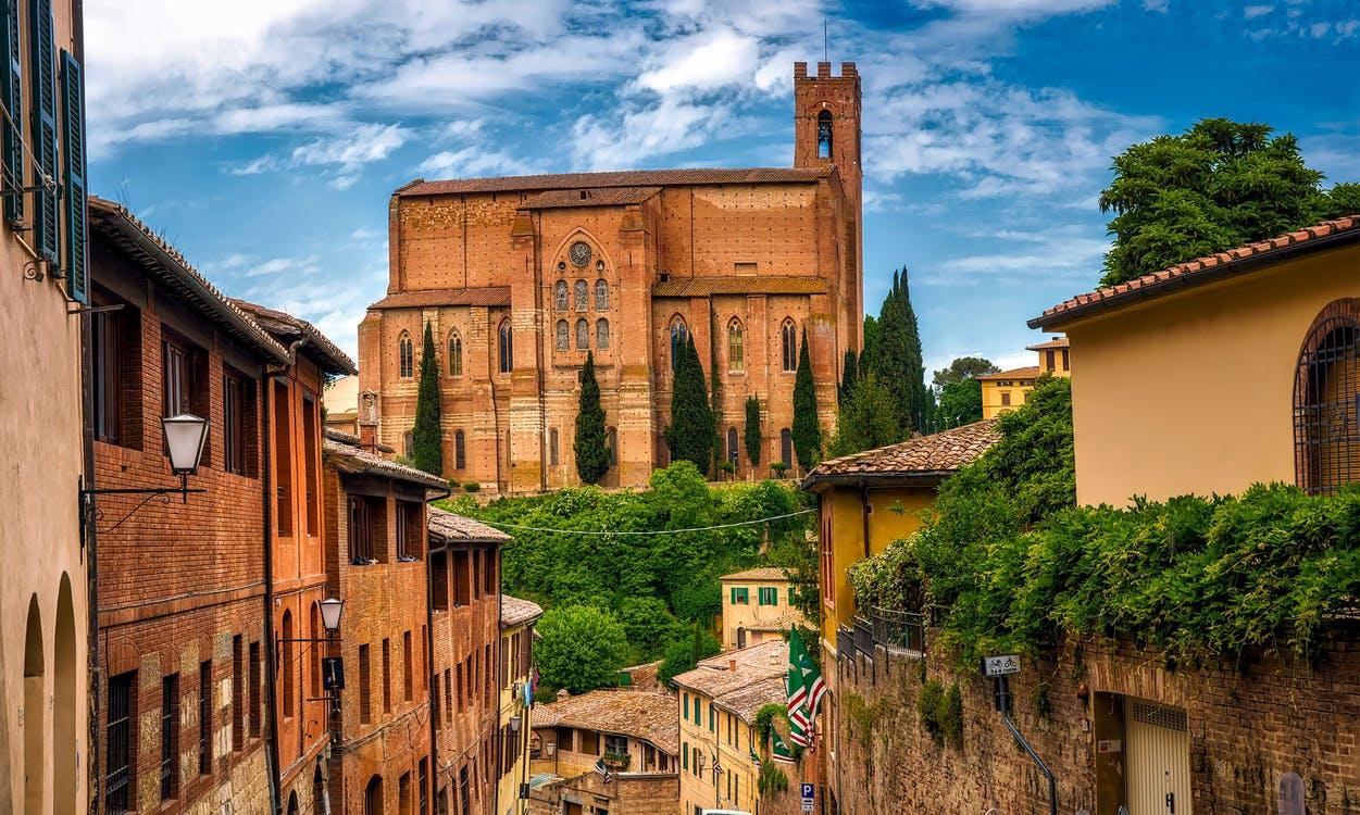 Die Basilica di San Domenico in Siena ist nur ein kleiner Teil der reichen Geschichte Italiens.