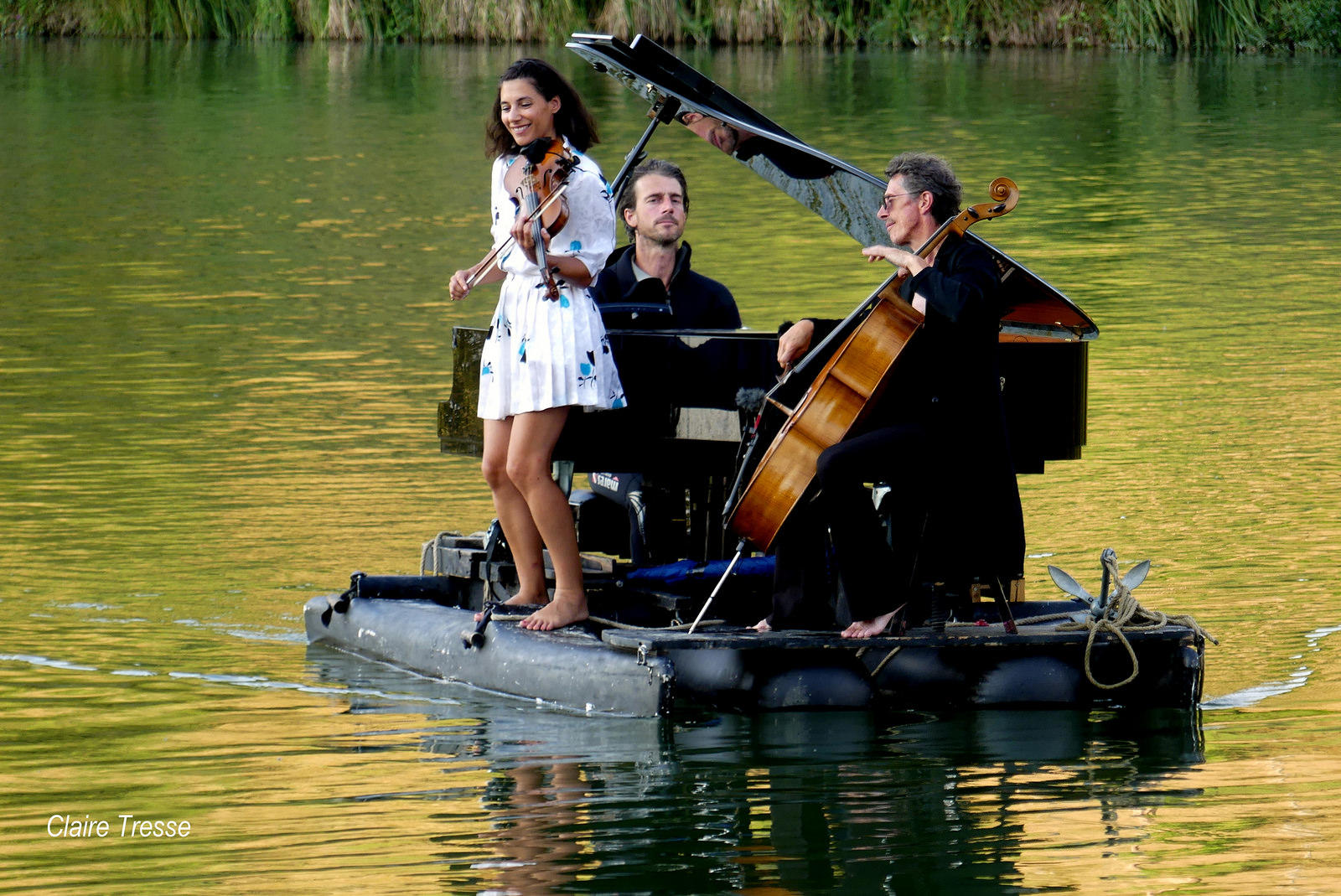 Hast Du schon einmal auf einem Flussfloß Klavier gespielt?