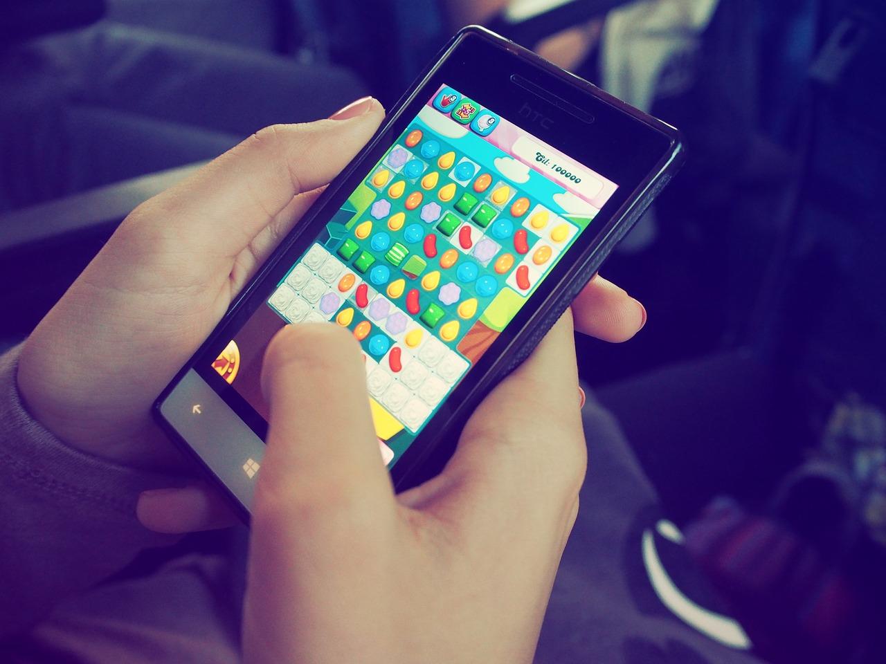 Auf spielerische Art kann man am Smartphone Klavier spielen lernen.