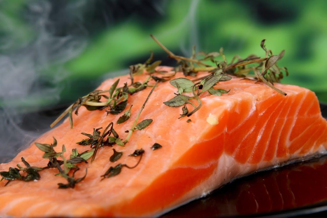 Lachs ist allseits beliebt - ob roh oder gekocht.