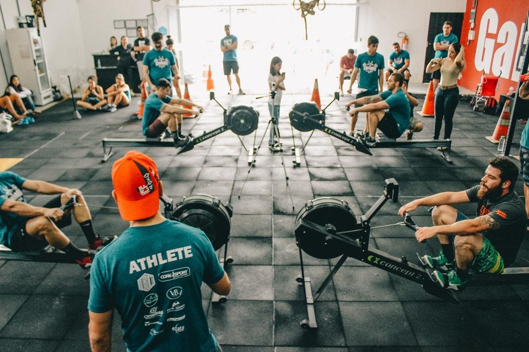 Zum Beispiel mit einem Personal Trainer statt allein macht Krafttraining noch mehr Spaß.