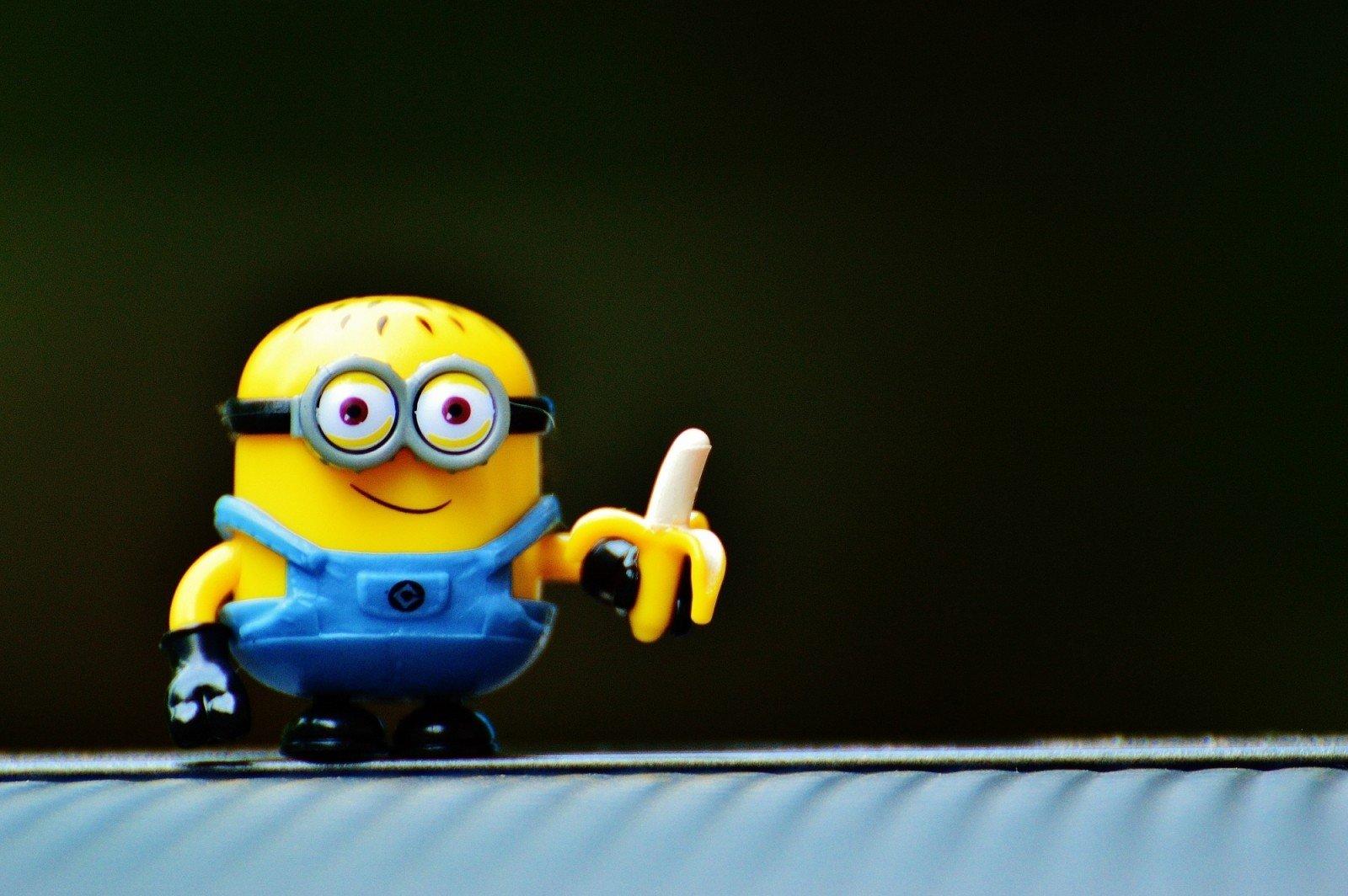 Kinder lernen am besten spielend wie hier mit einer Minions Spielfigur mit Brille und einer Banane in der Hand.