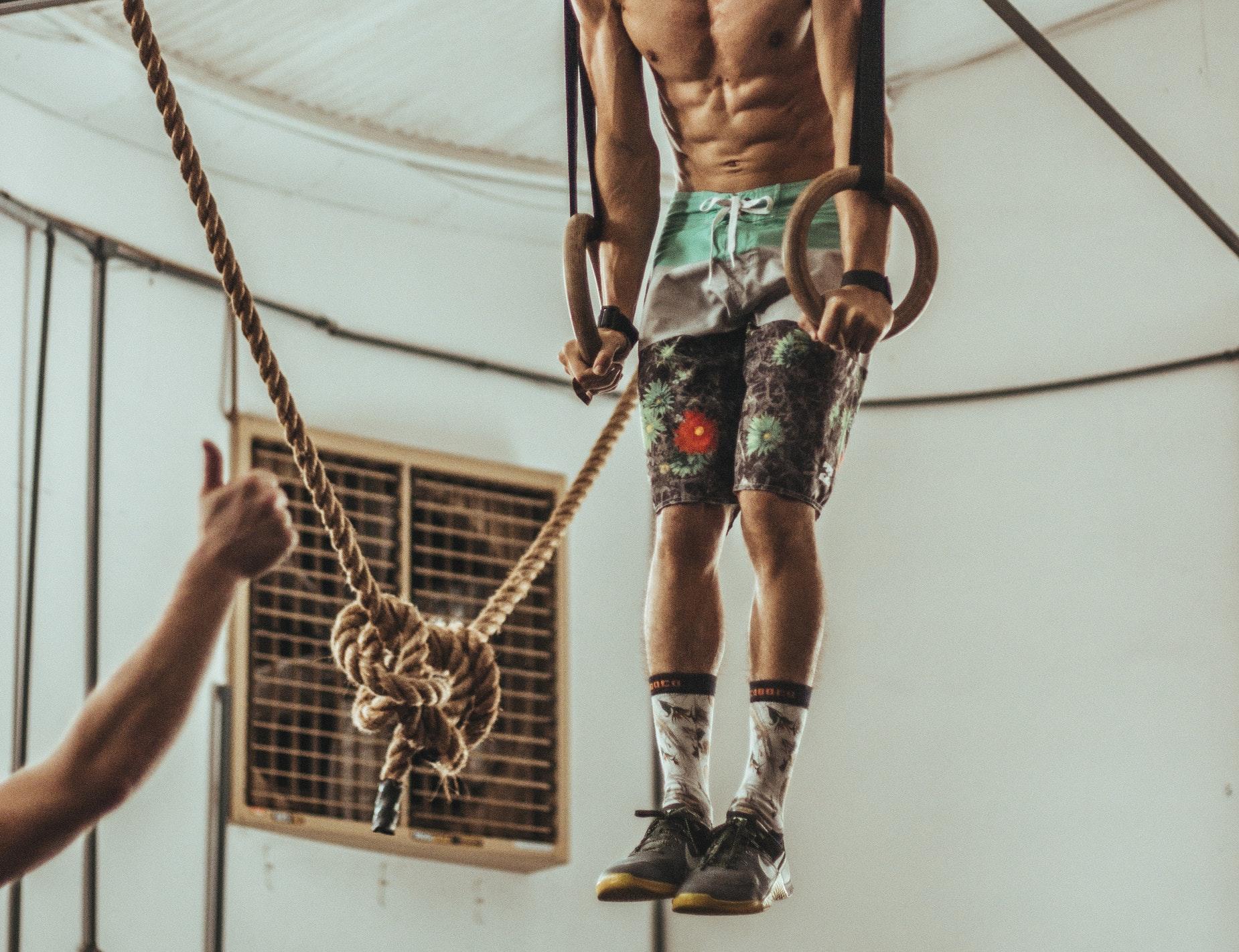 Wer sagt, dass man zum Bauchmuskeltraining immer ins Fitnessstudio muss?!