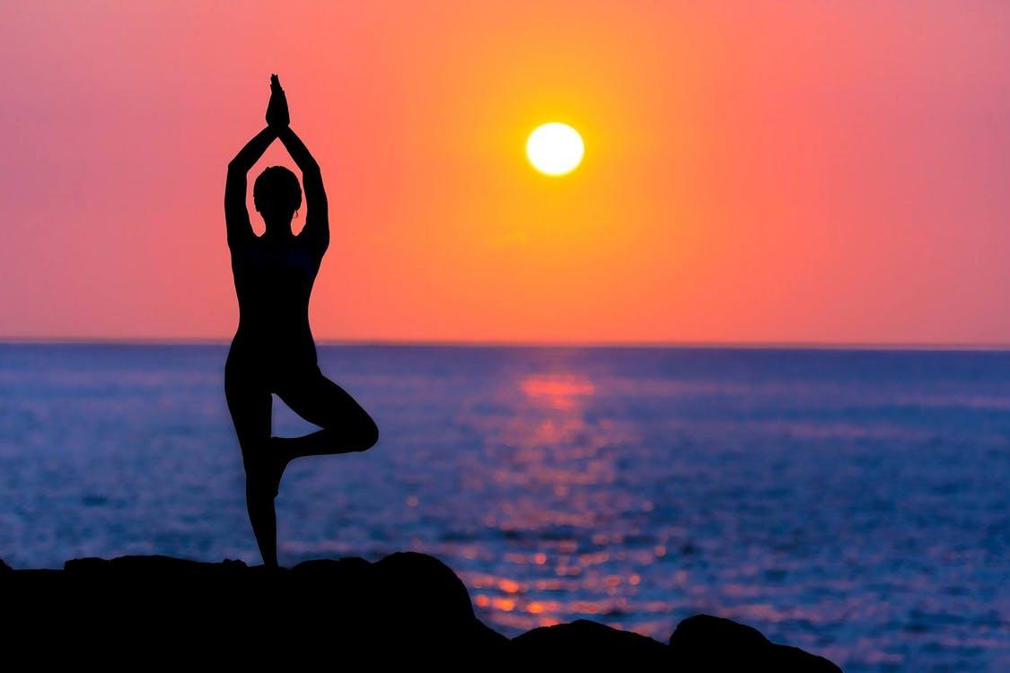 Du willst Dich trotz einer Verletzung bewegen? Yoga ist schonend und entspannend.