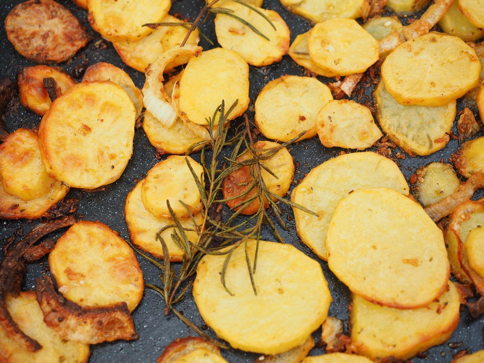 Bratkartoffeln passen toll zu Spiegelei und Speck!