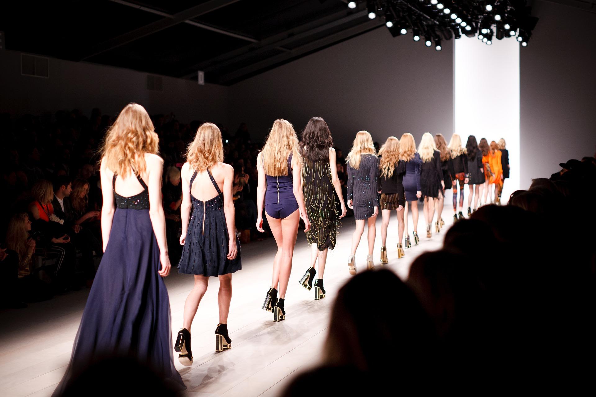 Schaut Euch eine Fashion Show in Mailand an.