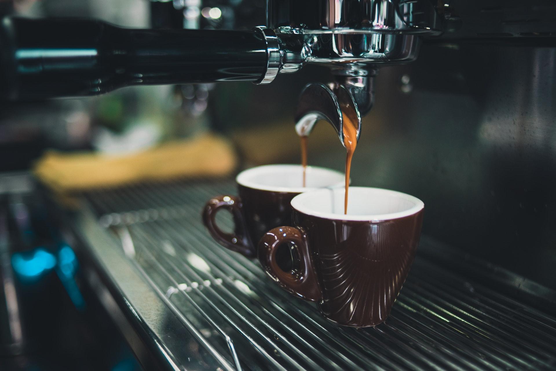 Hast Du schon einmal wie die Italiener Kaffee an der Bar getrunken?