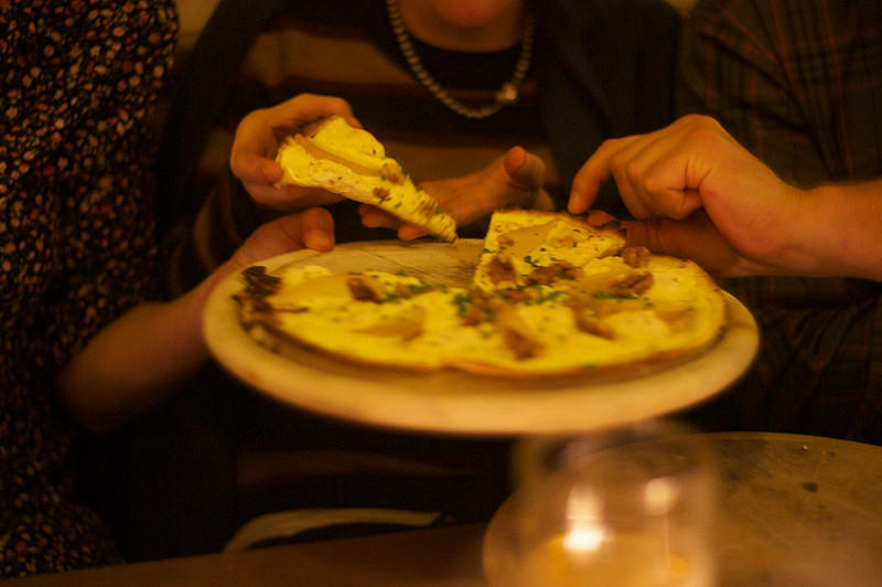 Vegetarische Rezepte für Flammkuchen findest Du viele weitere im Netz.