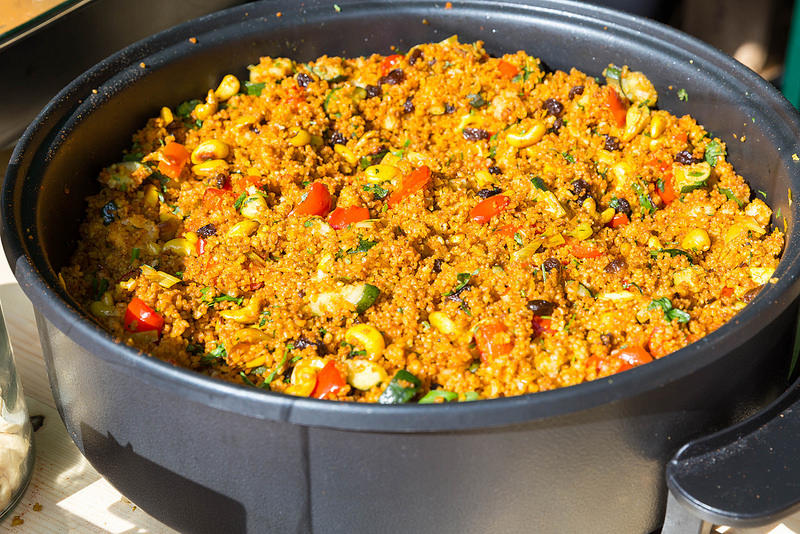 Vegetarisch kochen leicht gemacht: Gemüse schälen, schneiden und einkochen lassen.