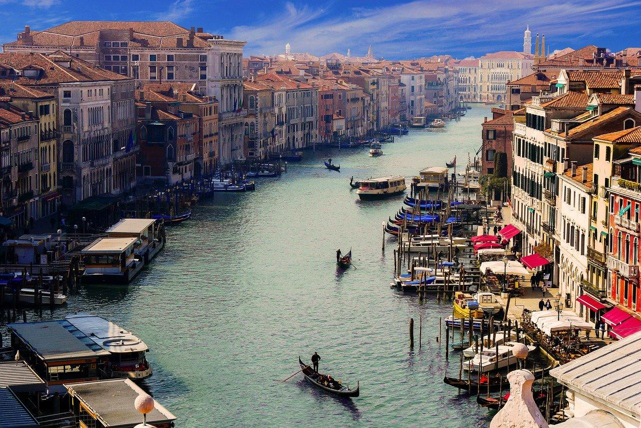 Der Canale Grande in Venedig von oben fotografiert steht für das typische Italiengefühl.