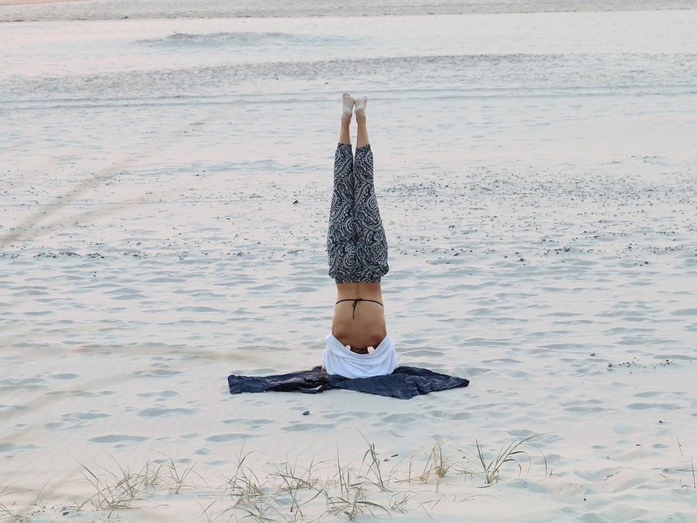 Wie kann ich bequem zu Hause Flow Yoga lernen?