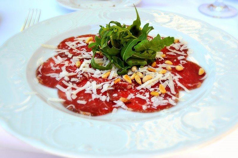 Carpaccio wird auch hierzulande gerne als Vorspeise gegessen.