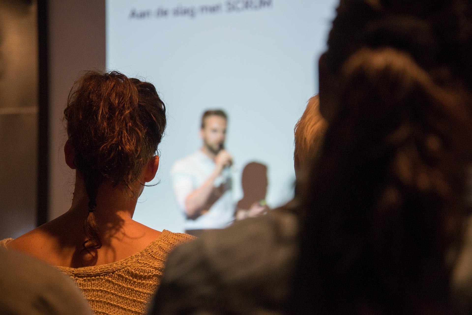 Der Beruf des Voice Coachs führt über entsprechende Fortbildungen.