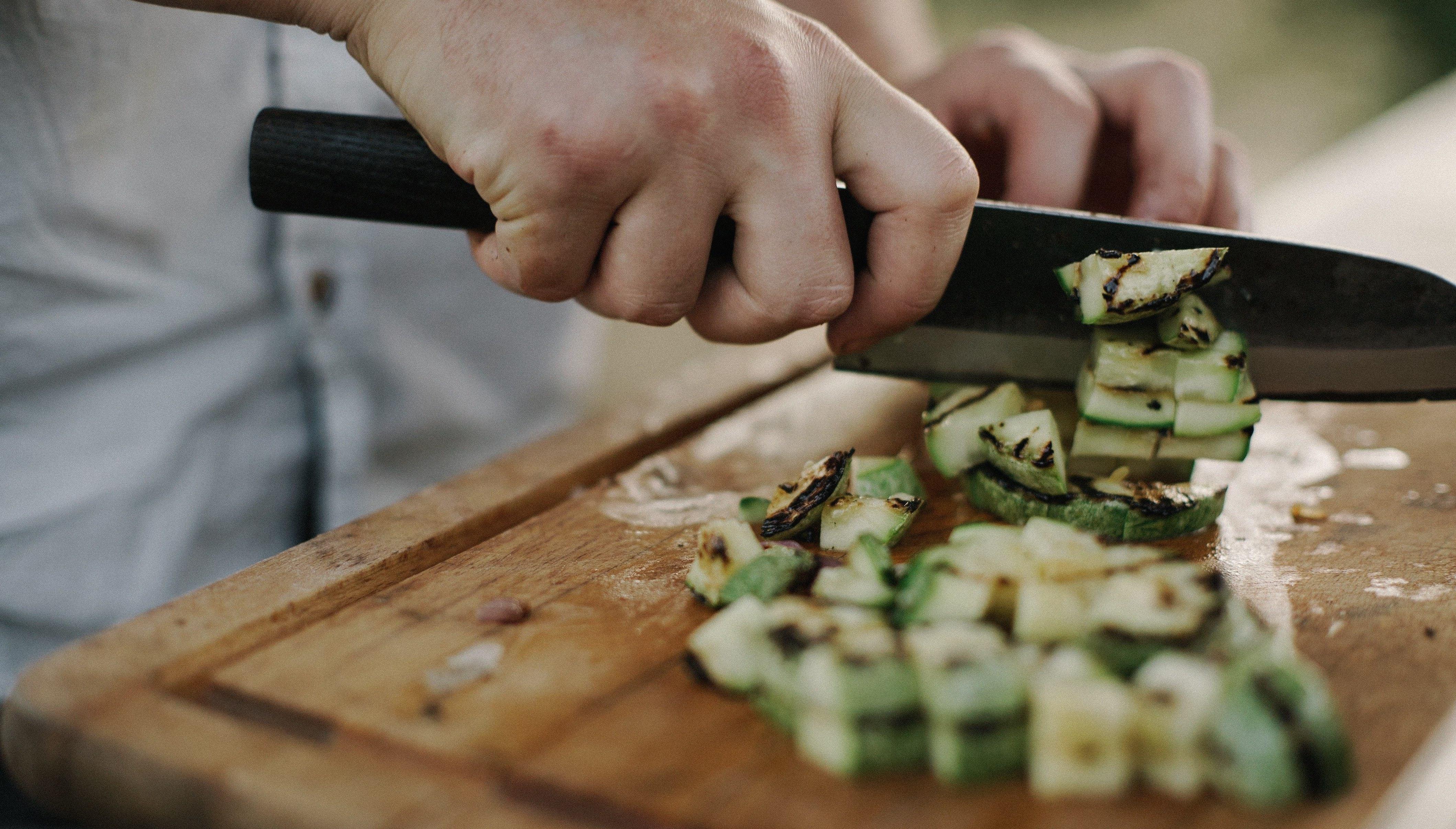 Du tastest Dich an die Basics beim Kochen ganz leicht in einem Kochkurs heran.