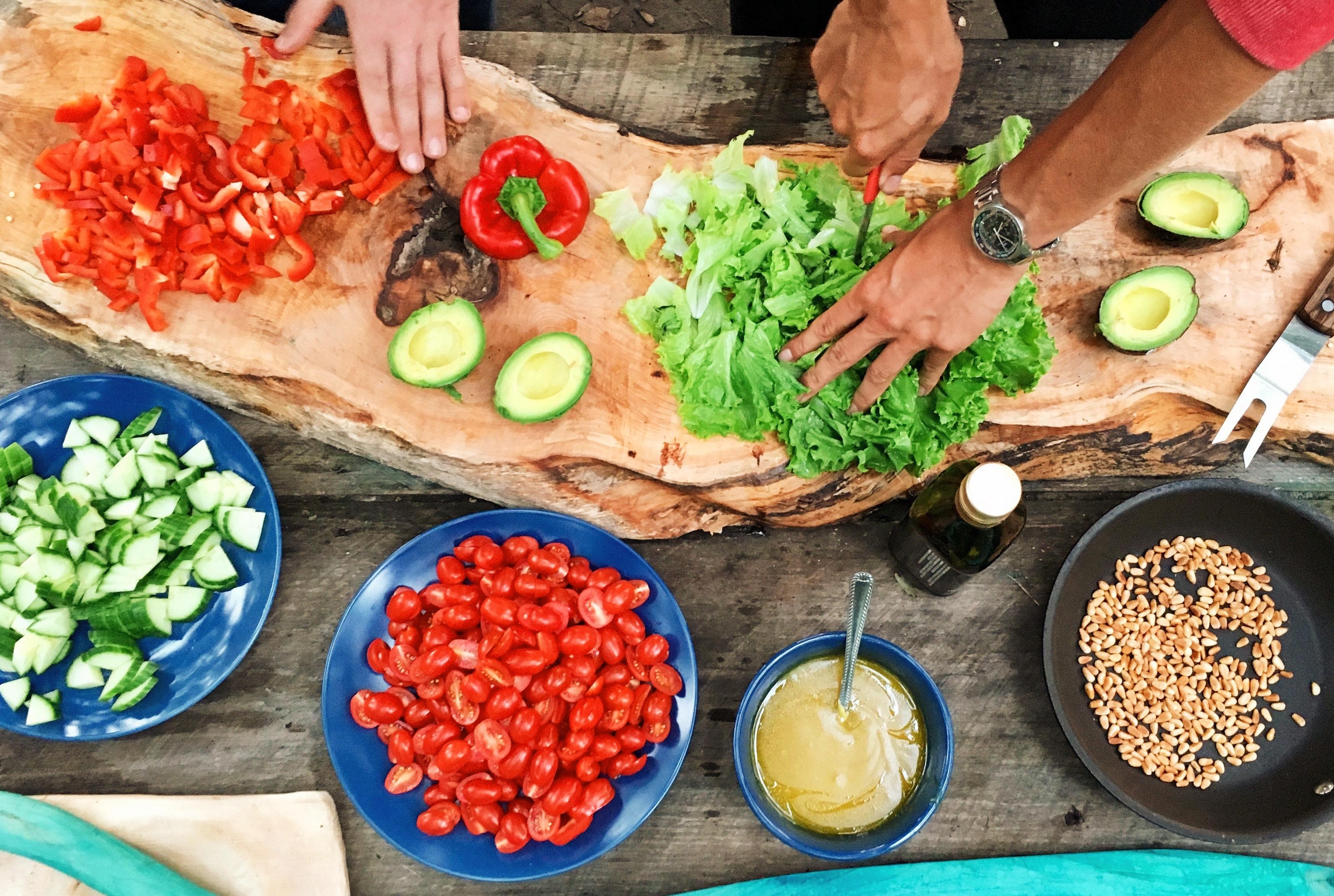 Die ersten Basics beim Kochen lernst Du idealerweise in einem Kochkurs.