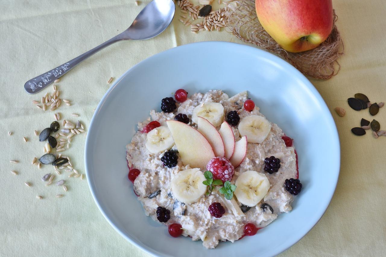 Bereite Dir ein leckeres veganes Porridge mit frischen Früchten zum Frühstück zu!