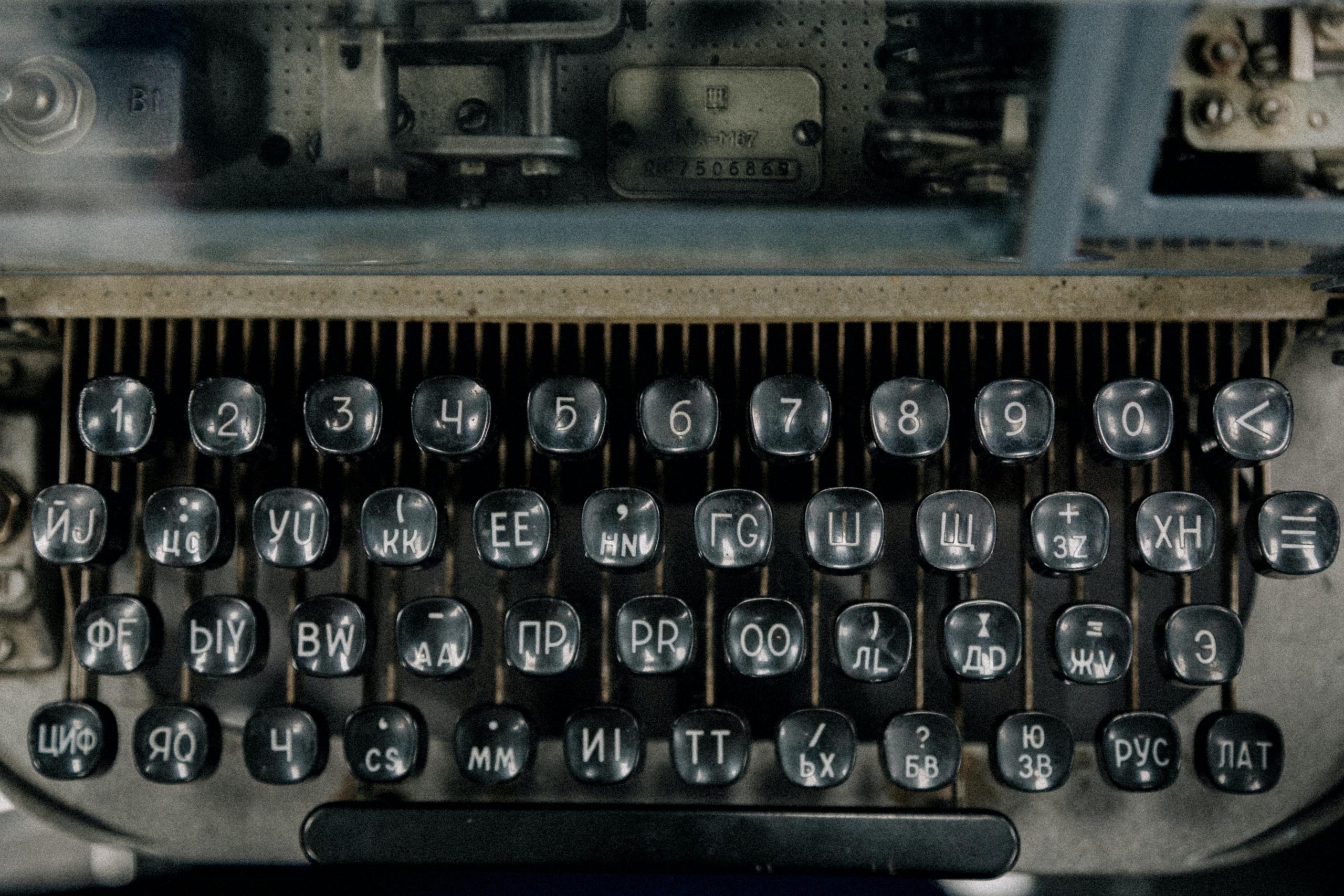 Russisches Alphabet auf einer Tastatur.