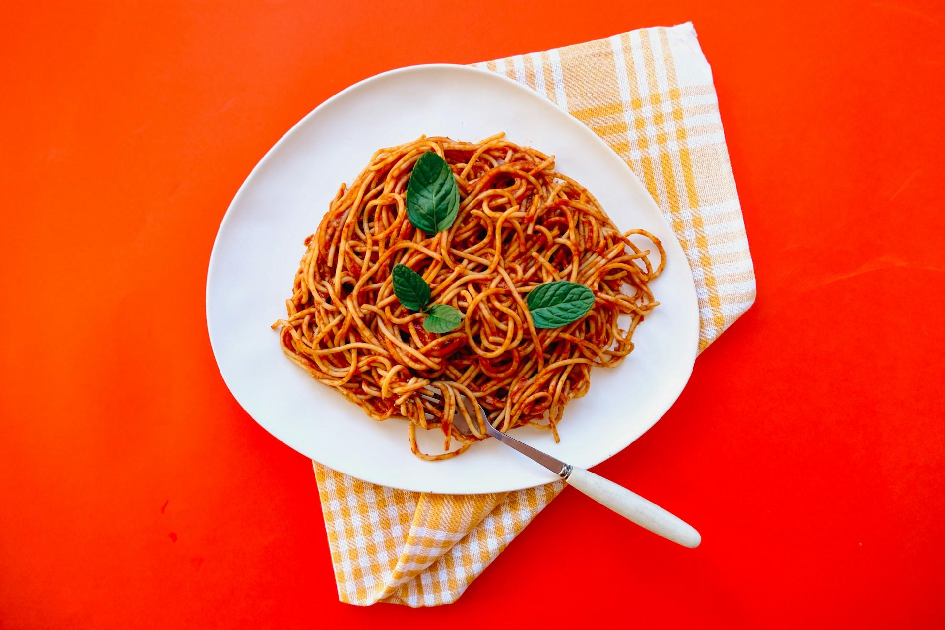 Ein Teller Spaghetti auf einer karierten Serviette
