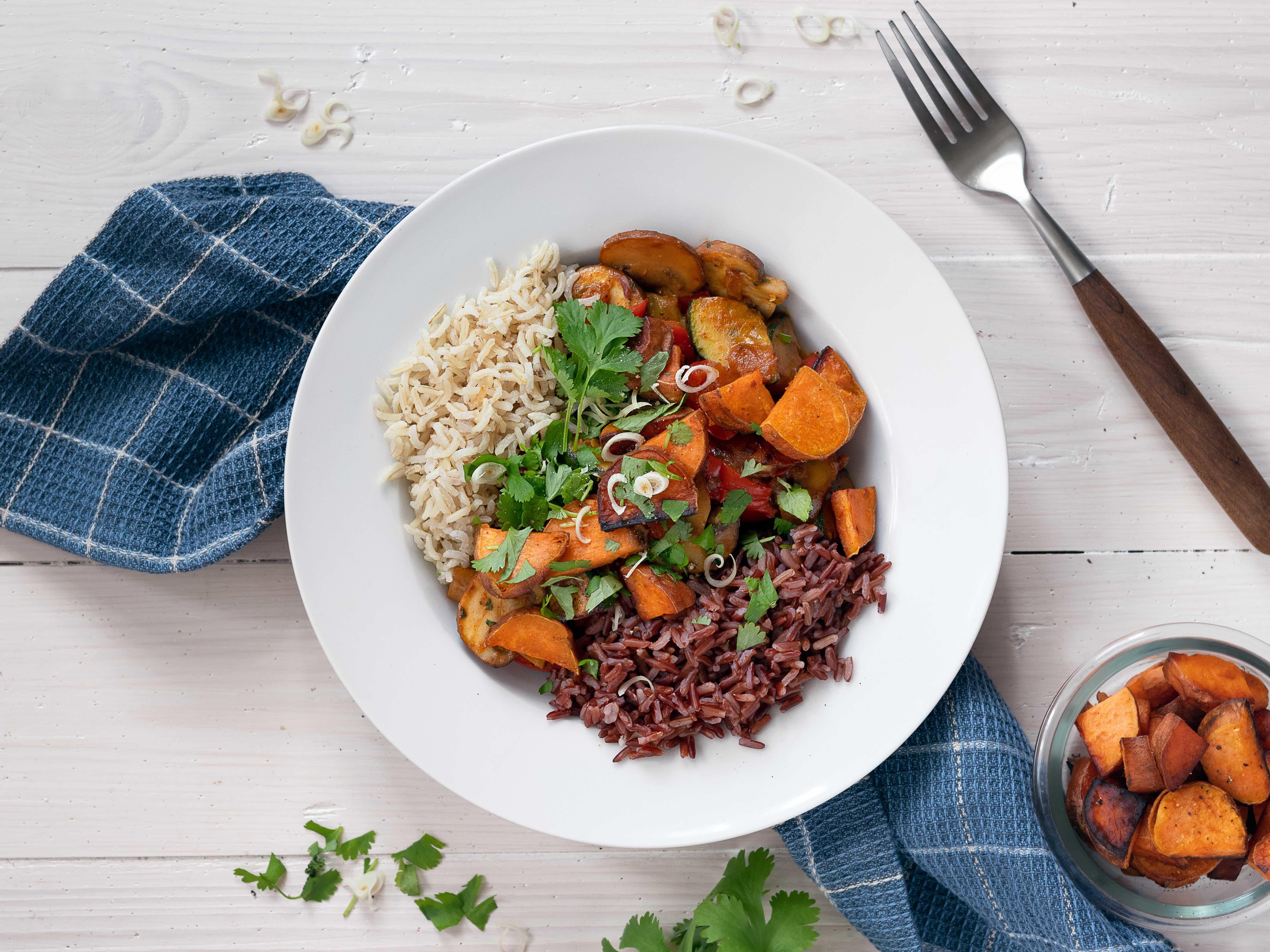 Veganes Süßkartoffelgericht zum Mittag.