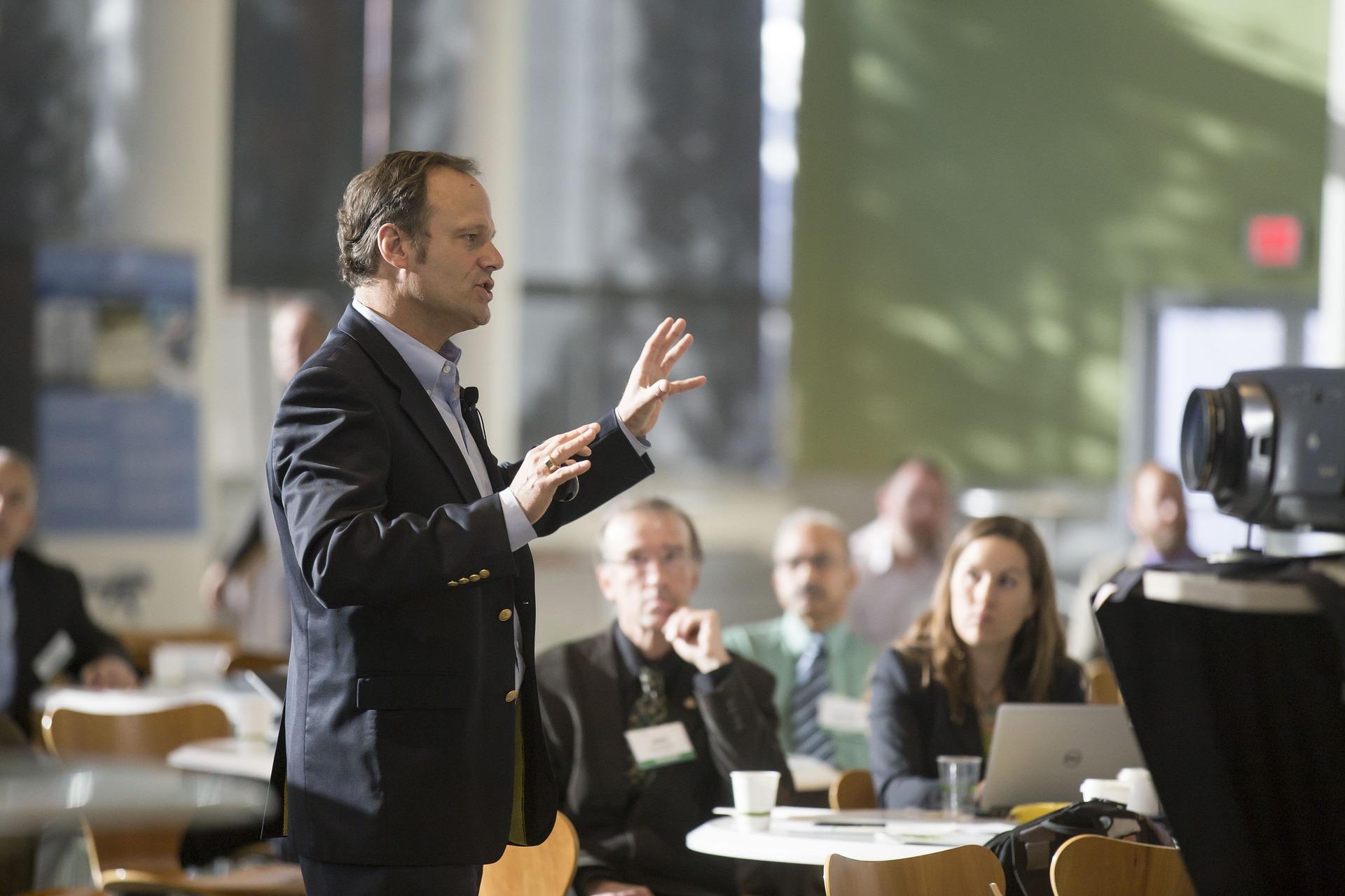 Ein Voice Coach trainiert Reden vor Publikum.