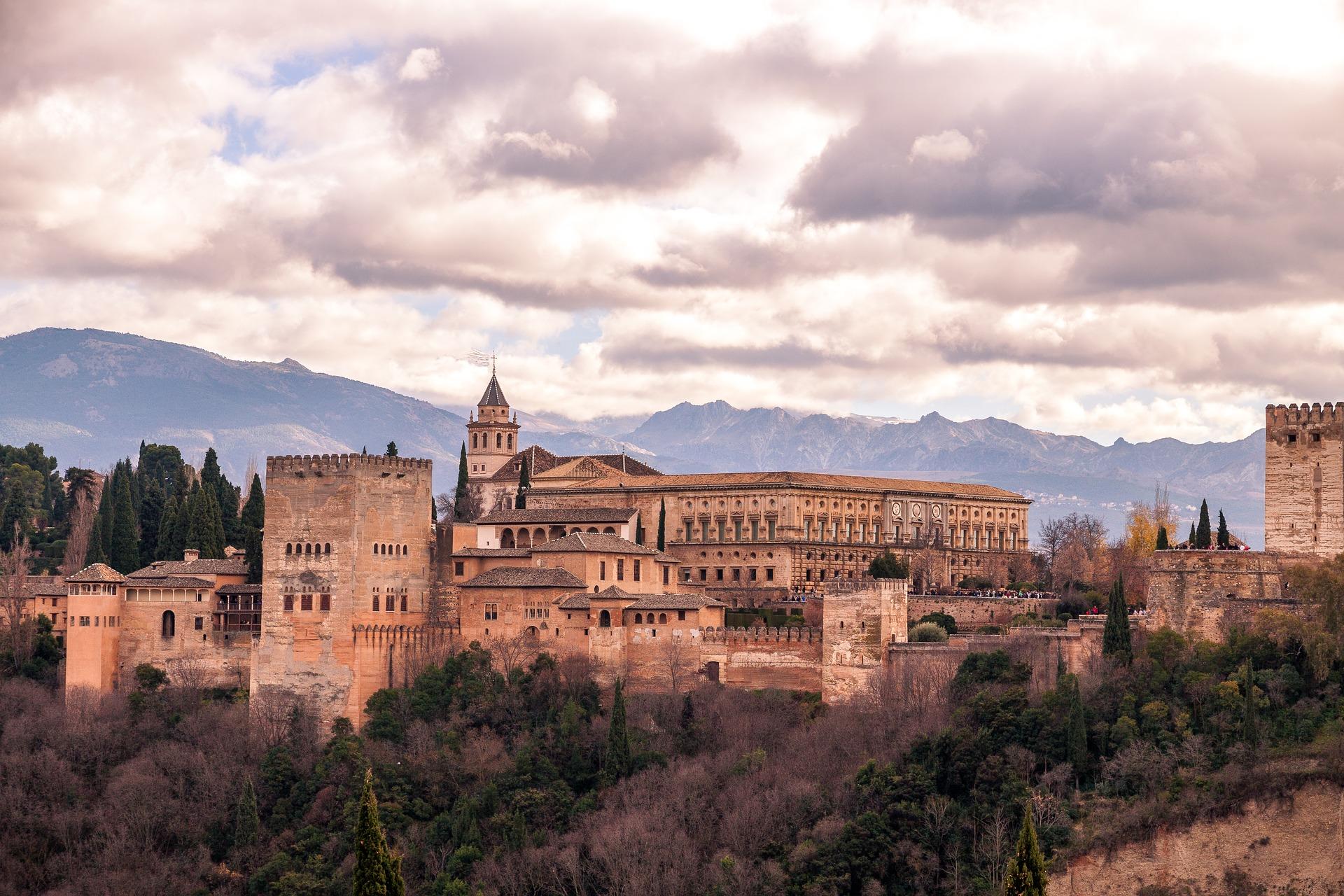 Namensgebend für die Alhambra war das rötliche Gemäuer.