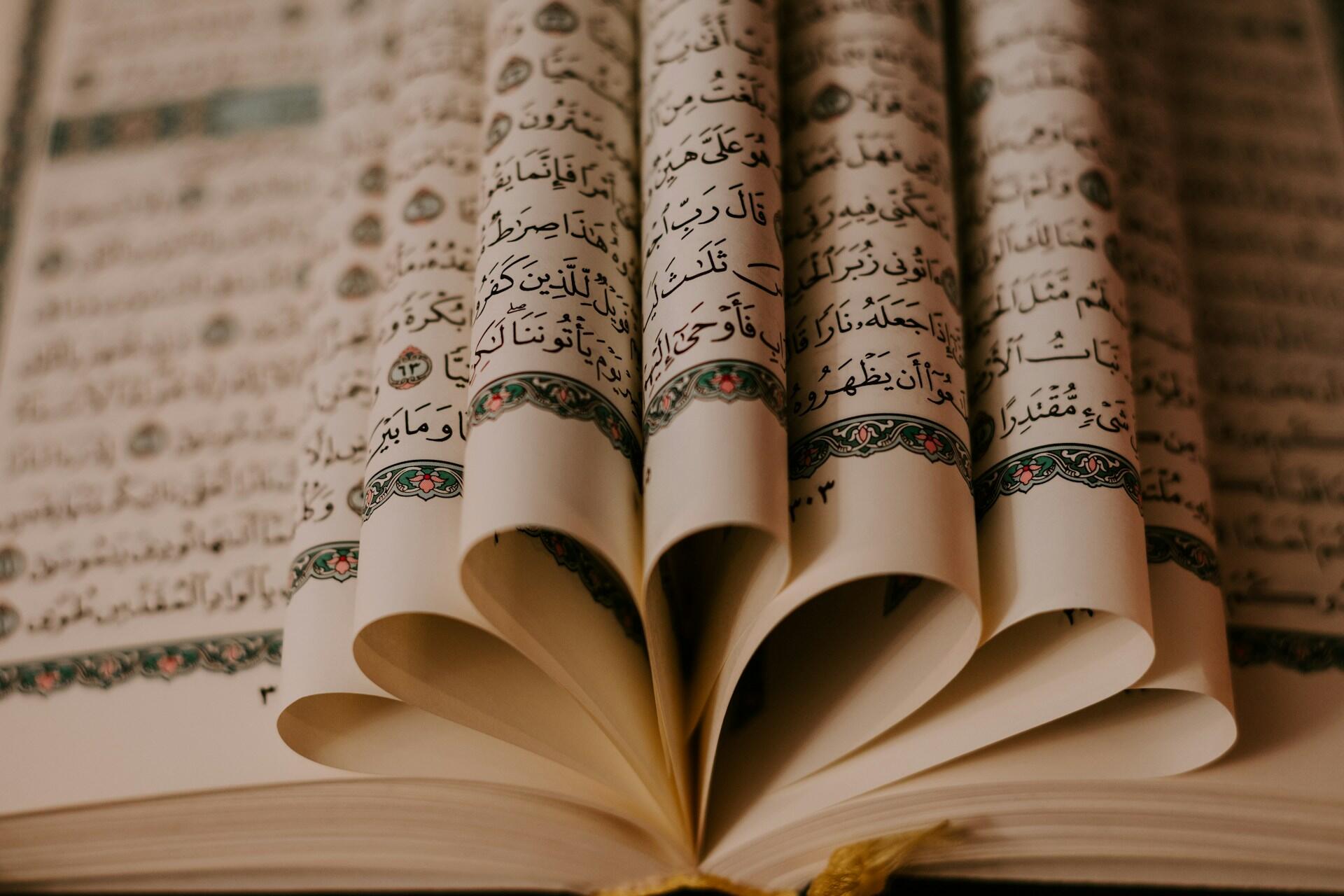 Buch mit umgeklappten Seiten und arabischer Schrift.