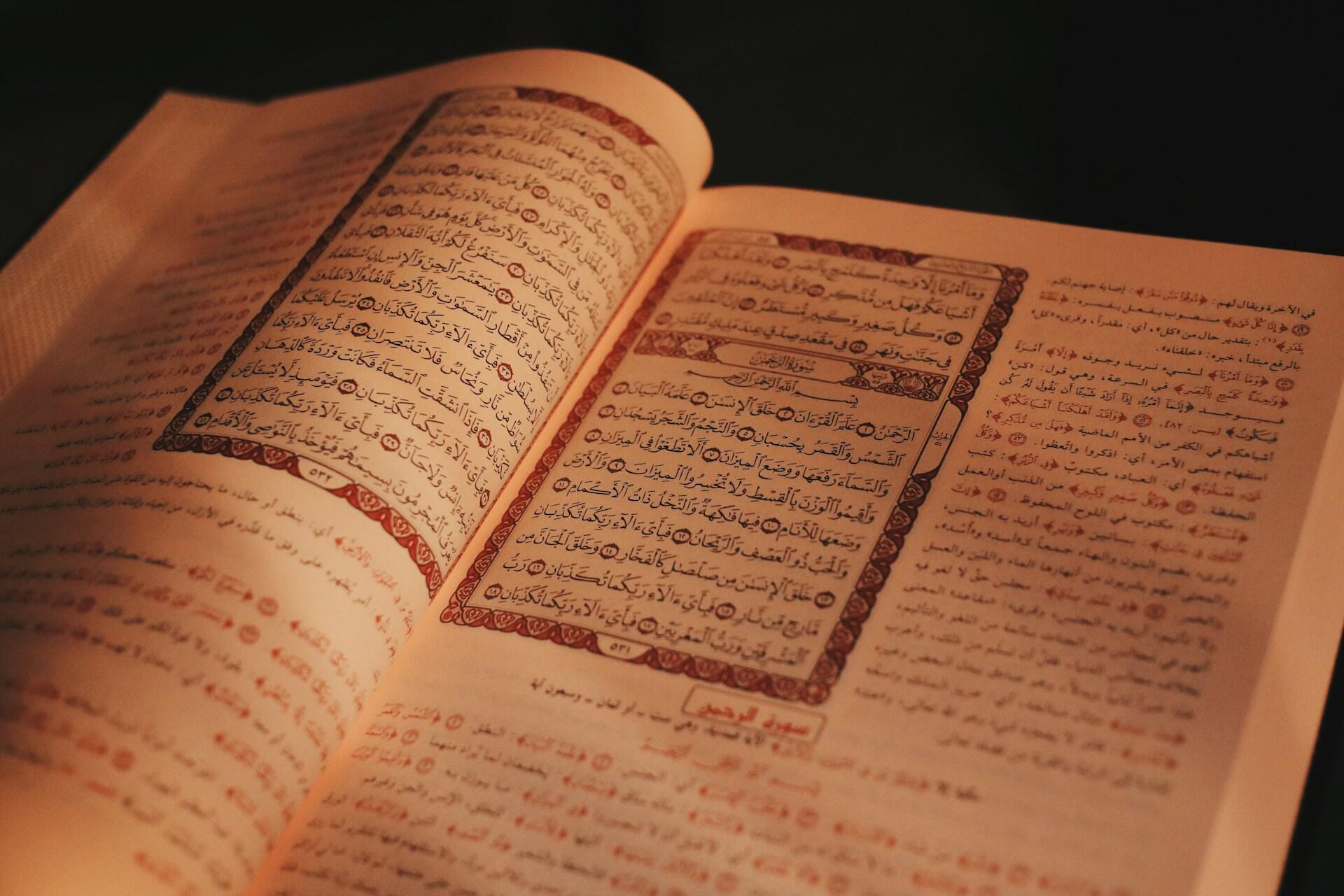 Aufgeschlagenes Buch mit arabischer Schrift.
