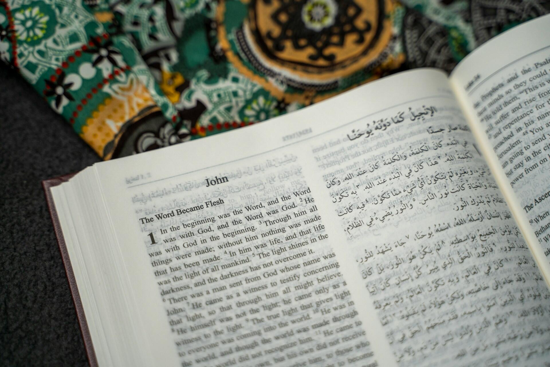 Aufgeschlagenes Buch mit arabischer Schrift.