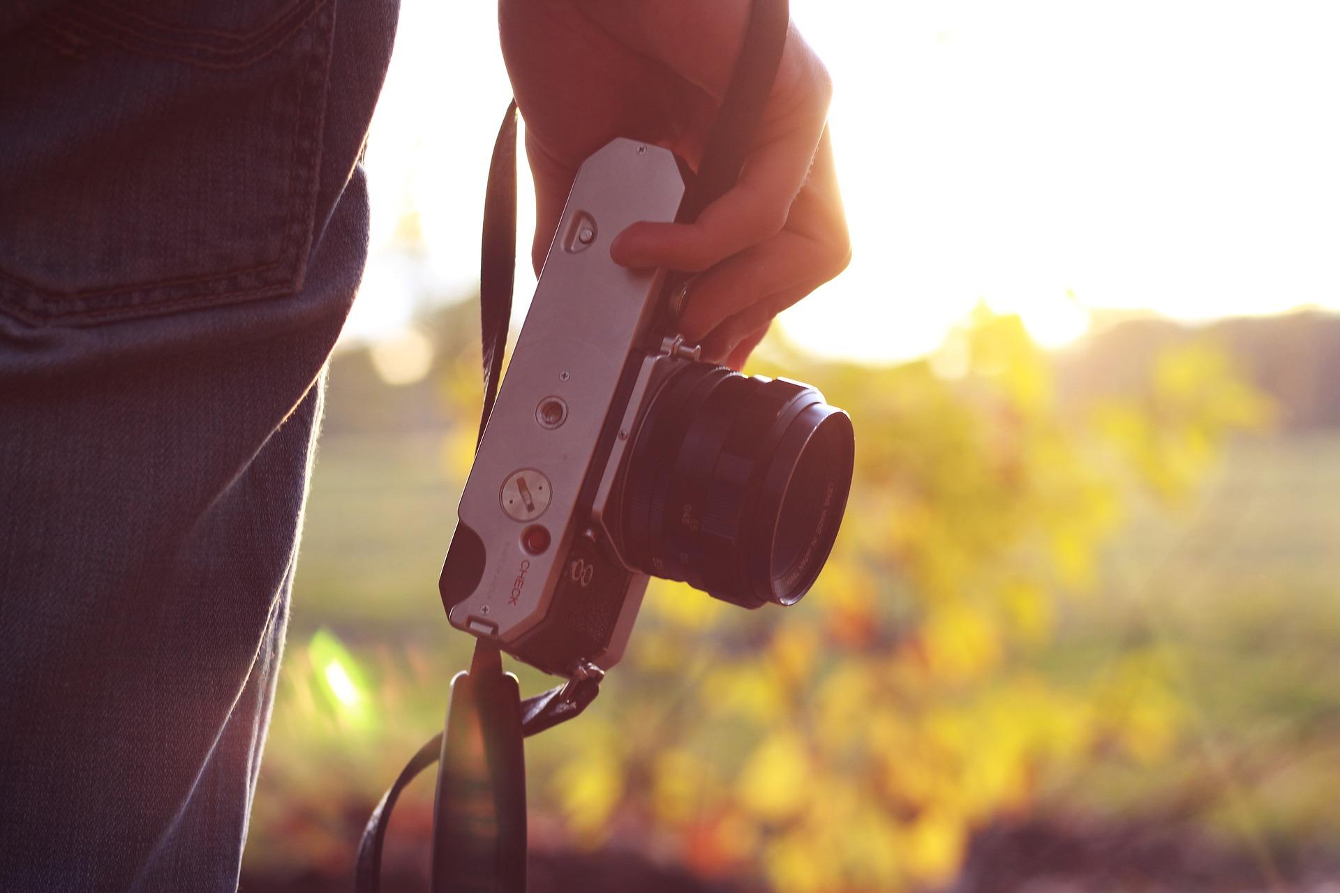 Spiegelreflex, Analog- oder Handykamera - es gibt viele verschiedene Möglichkeiten, um Fotos zu machen