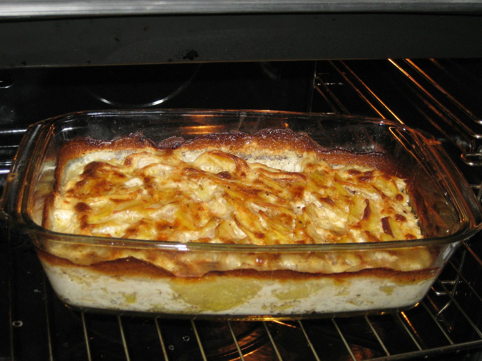 Ein Kartoffelgratin in einem offenen Ofen ist ein berühmter Vertreter der französischen Küche.