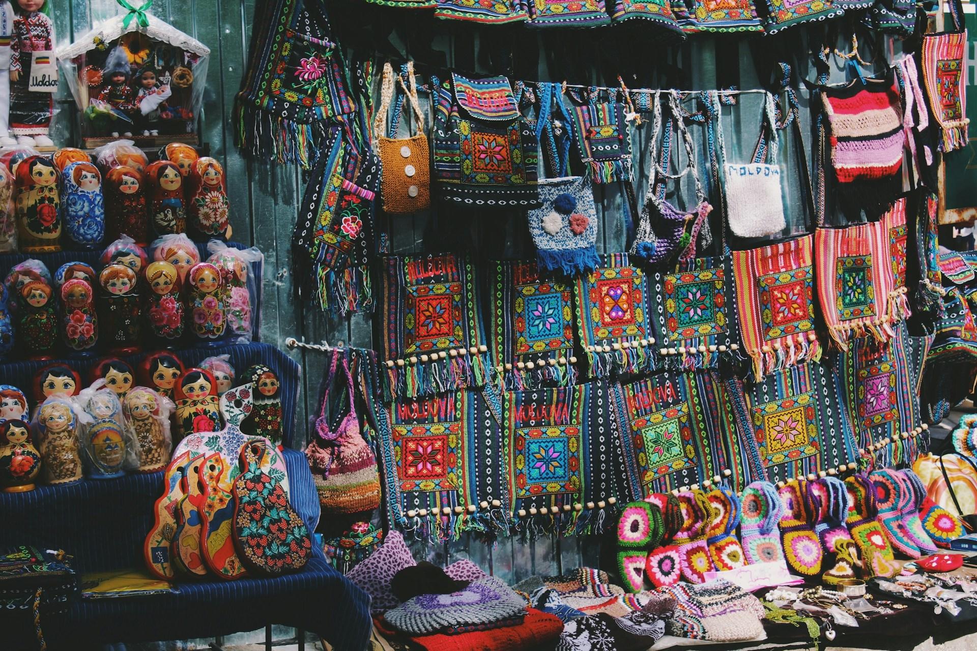 Bunte Taschen und Matrjoschken an einem Marktstand