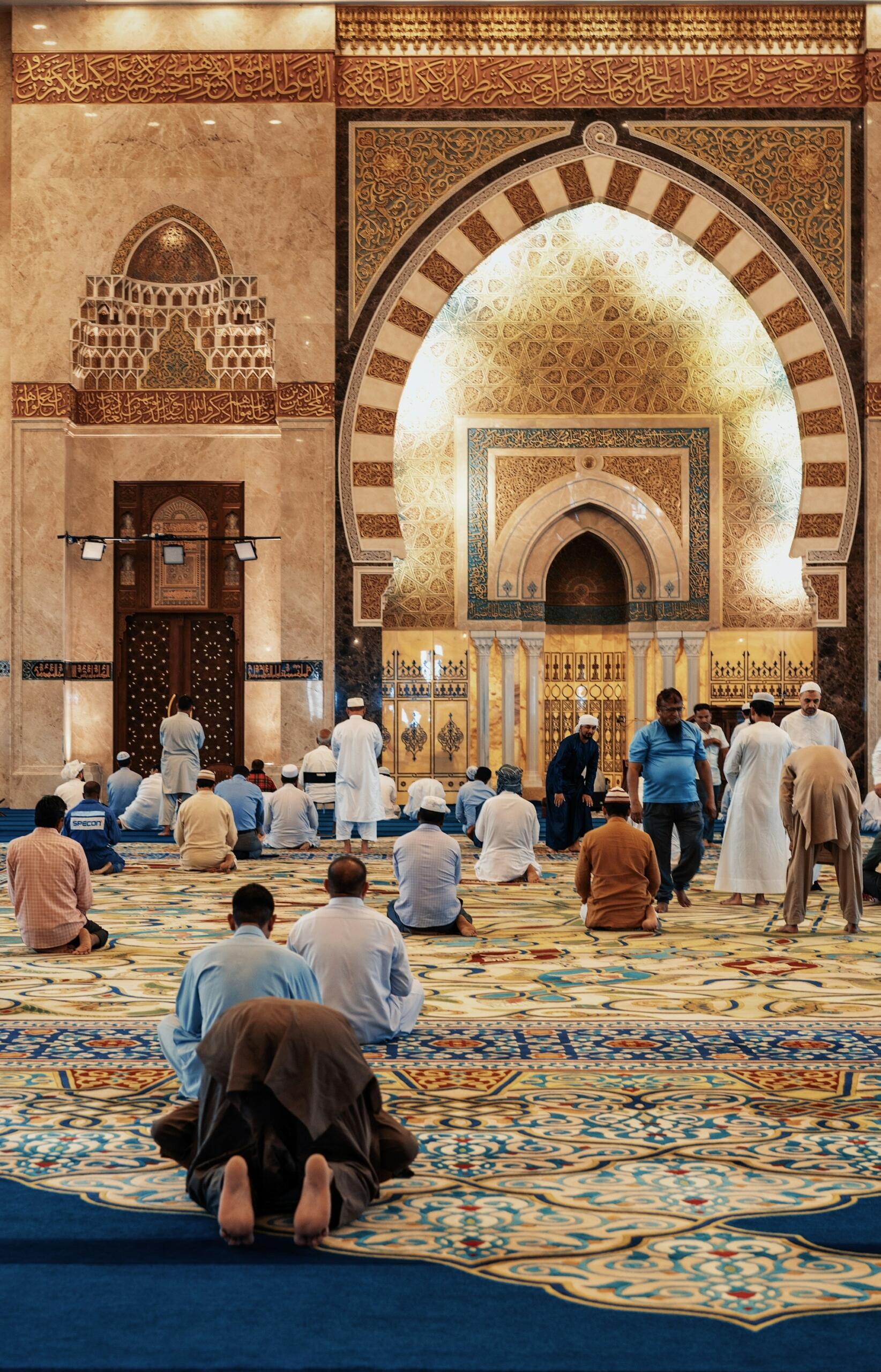 Menschen beim Gebet in der Moschee