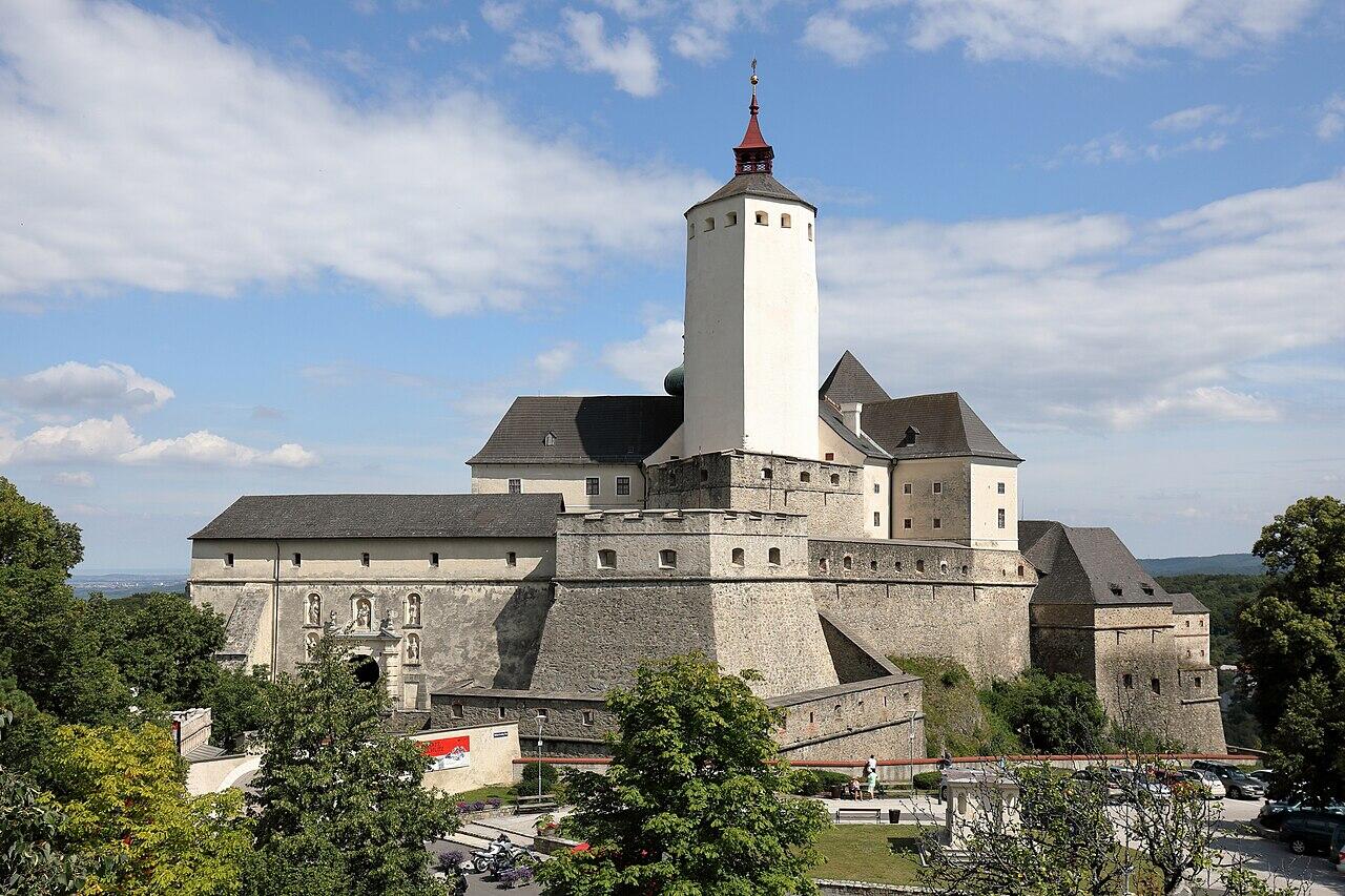 Die Burg Forchtenstein im Burgenland