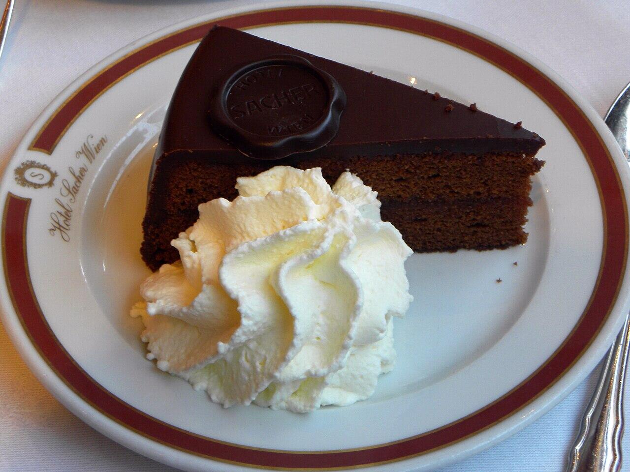 Bild Einer Sachertorte mit Schlagobers