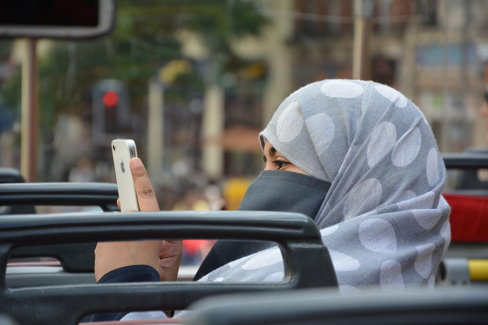 Viele Menschen in Deutschland sprechen Arabisch.