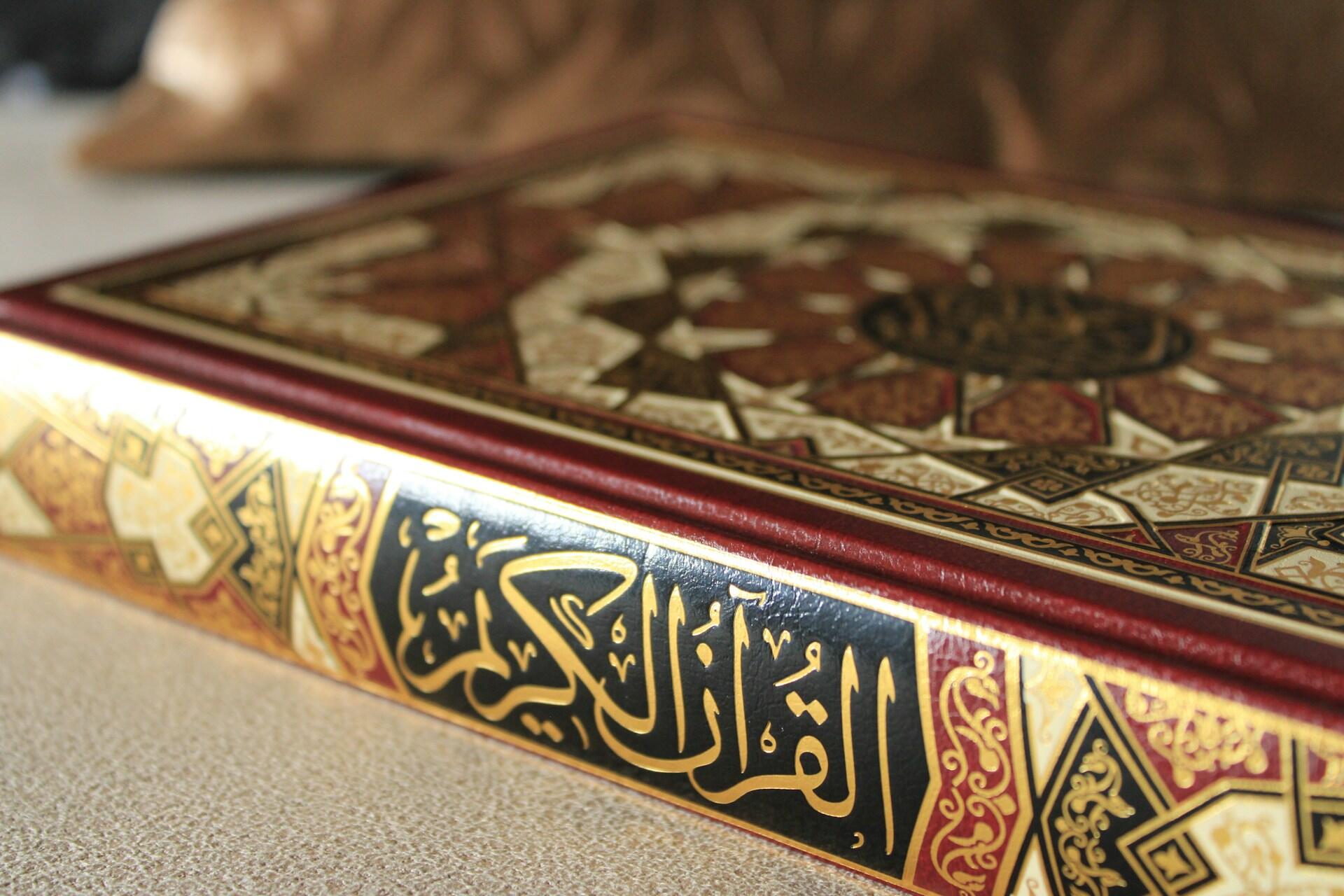 Verziertes Buch mit arabischer Schrift.