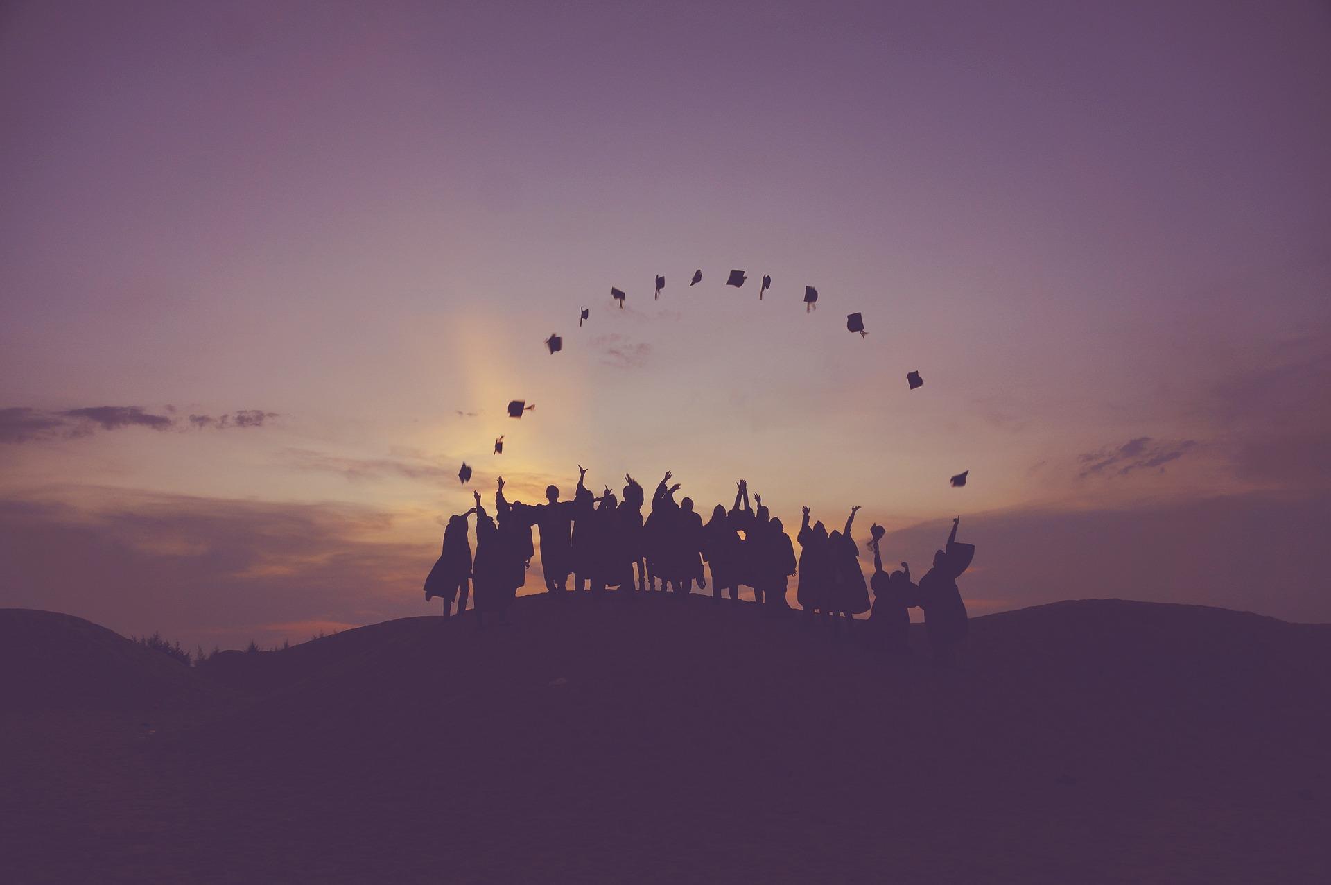 Eine Ausbildung oder Studium im Fach, das Ihr unterrichten wollt, ist natürlich von Vorteil