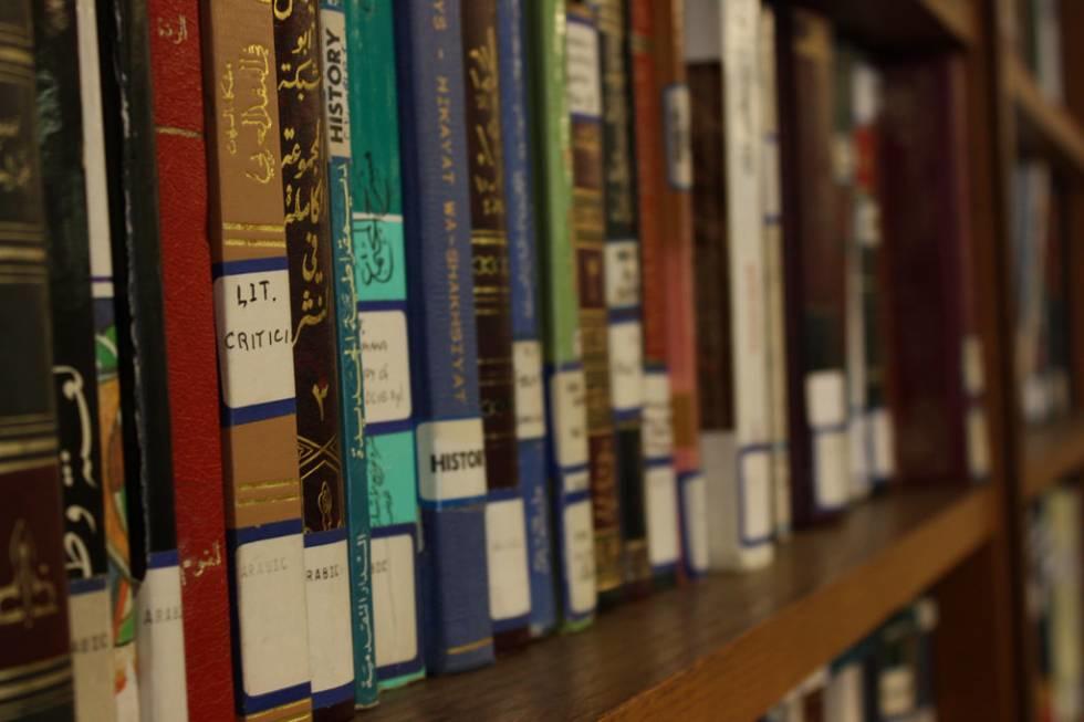 Hast Du schon ein mal in der Bibliothek nach Arabisch Lehrbüchern geschaut?