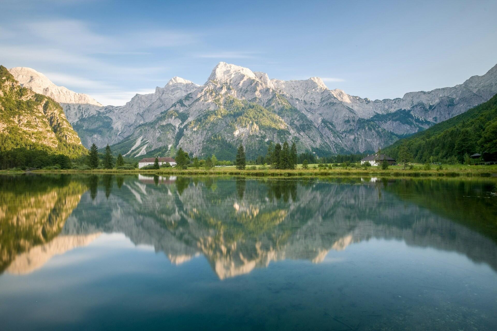 Österreichisches Bergpanorama mit See