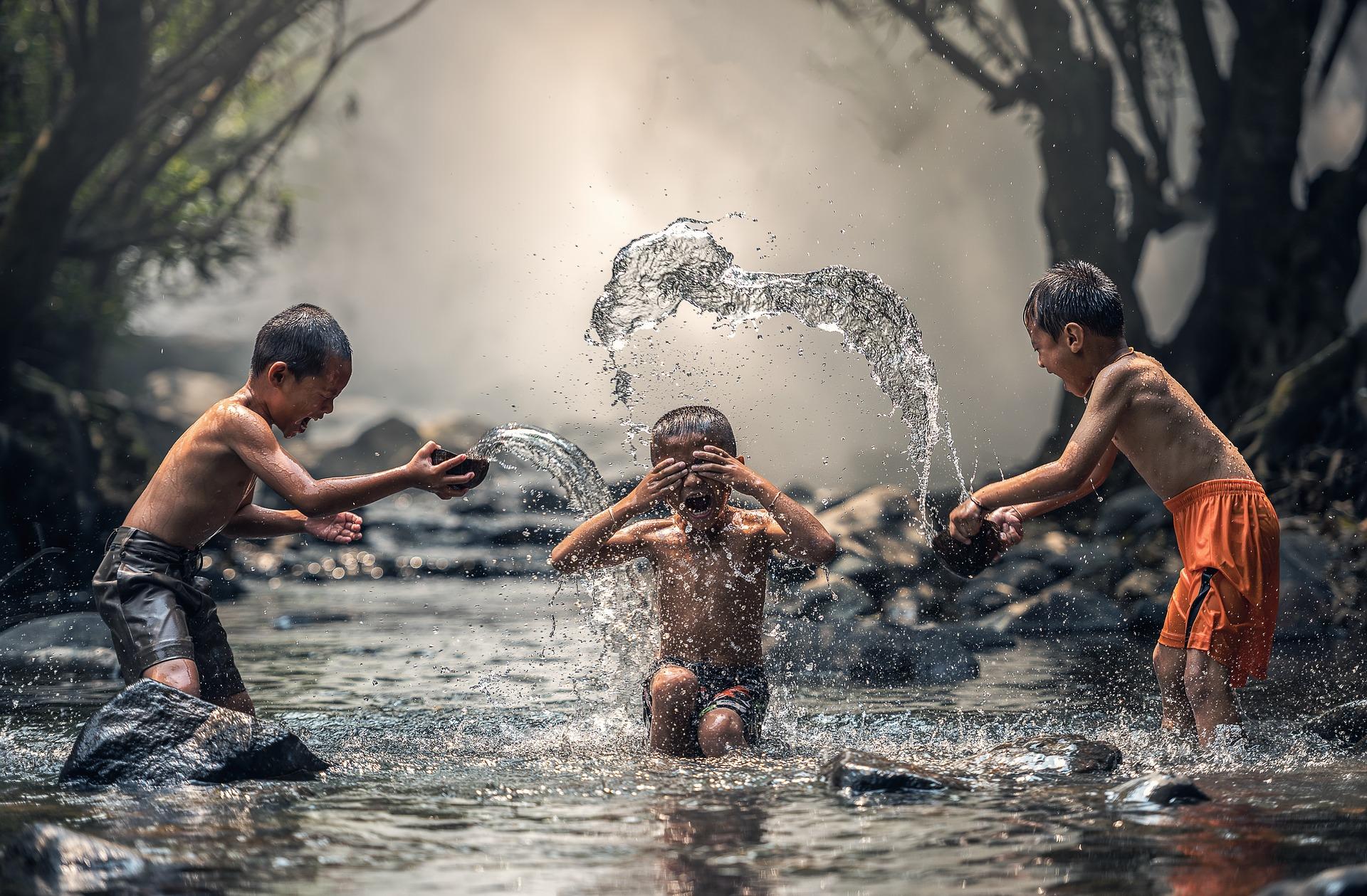 Kinder spielen im Wasser...