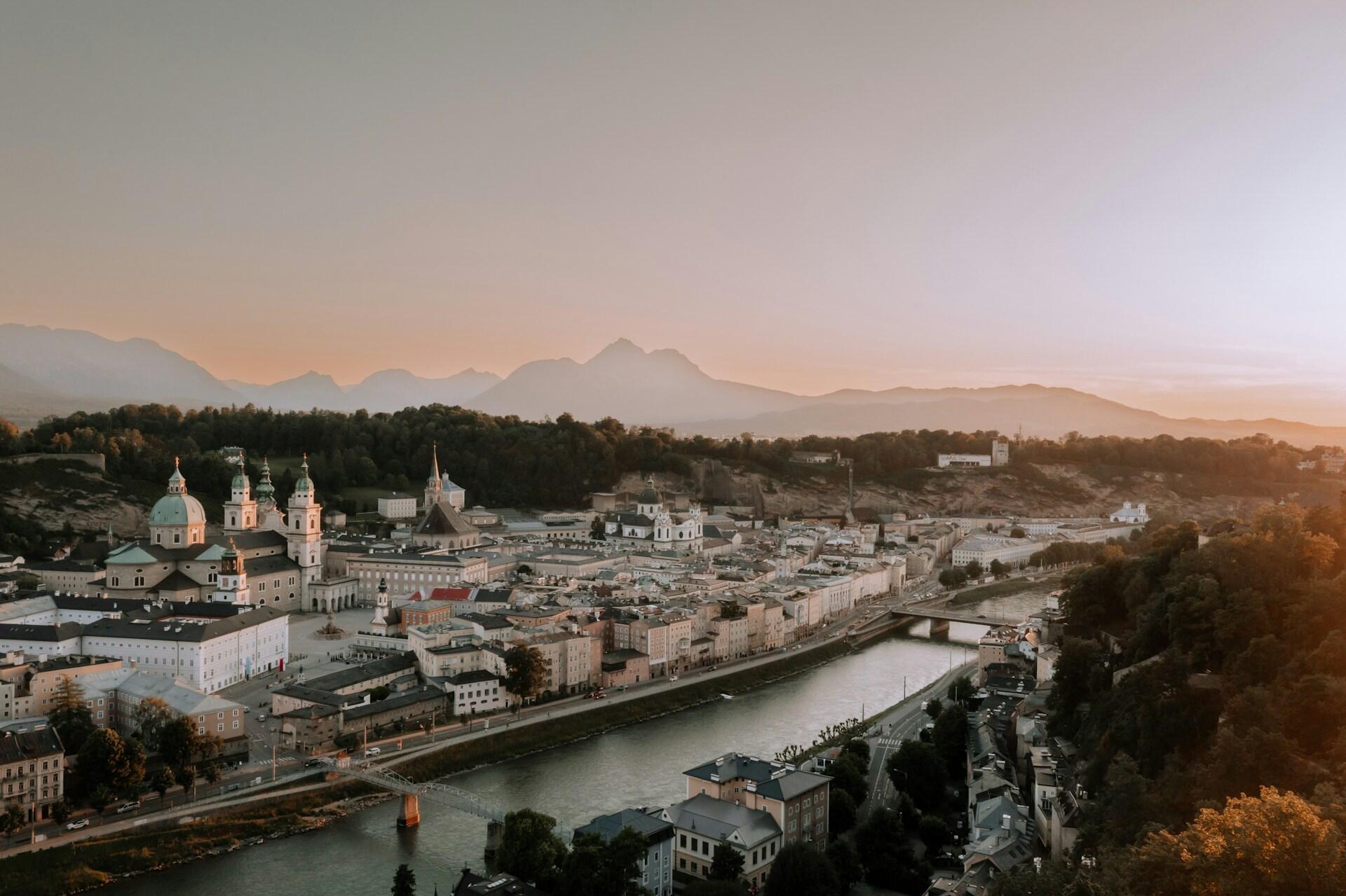 Ein Bild von Salzburg aus der Vogelperspektive
