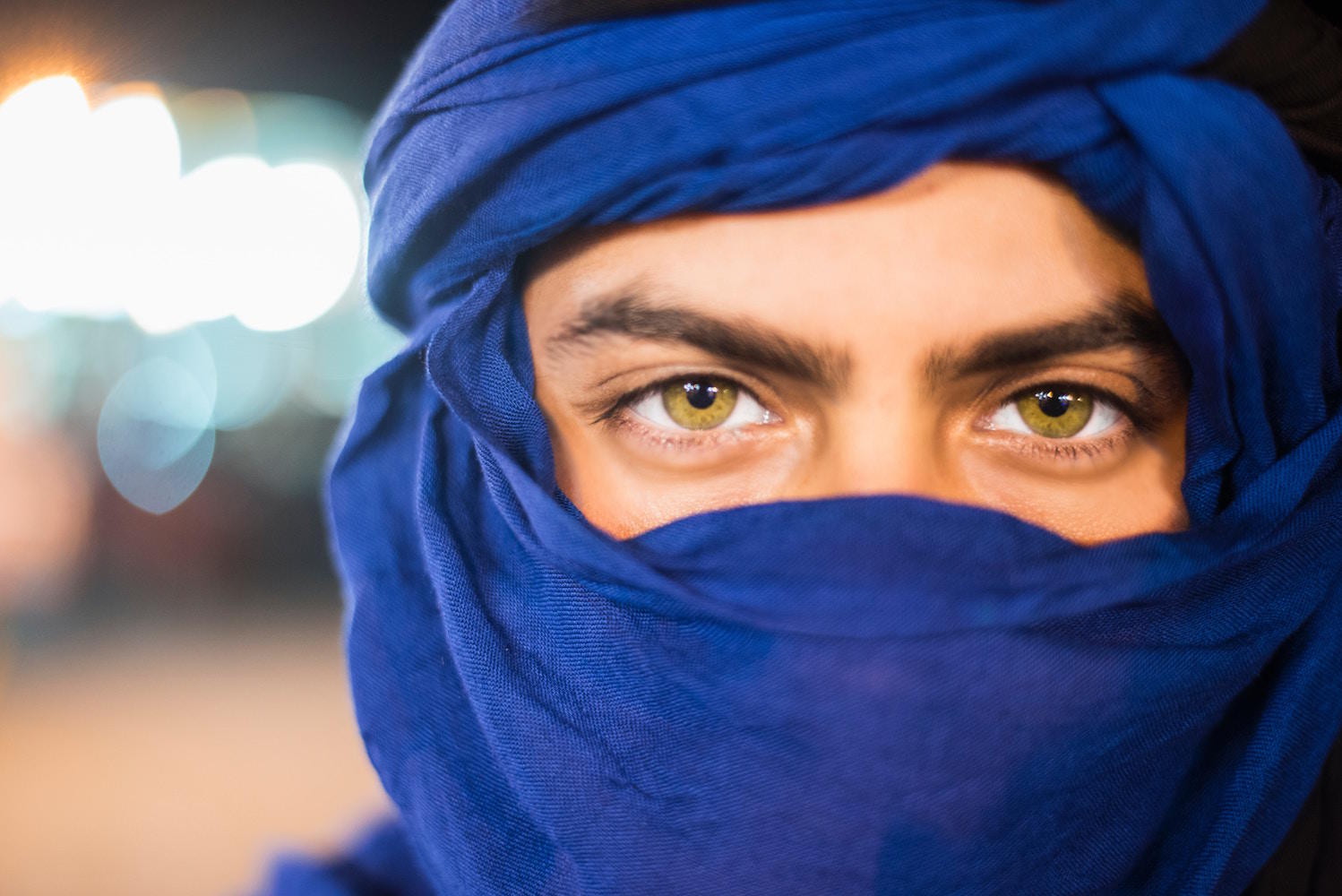 Mann mit blauem Turban über dem Kopf.